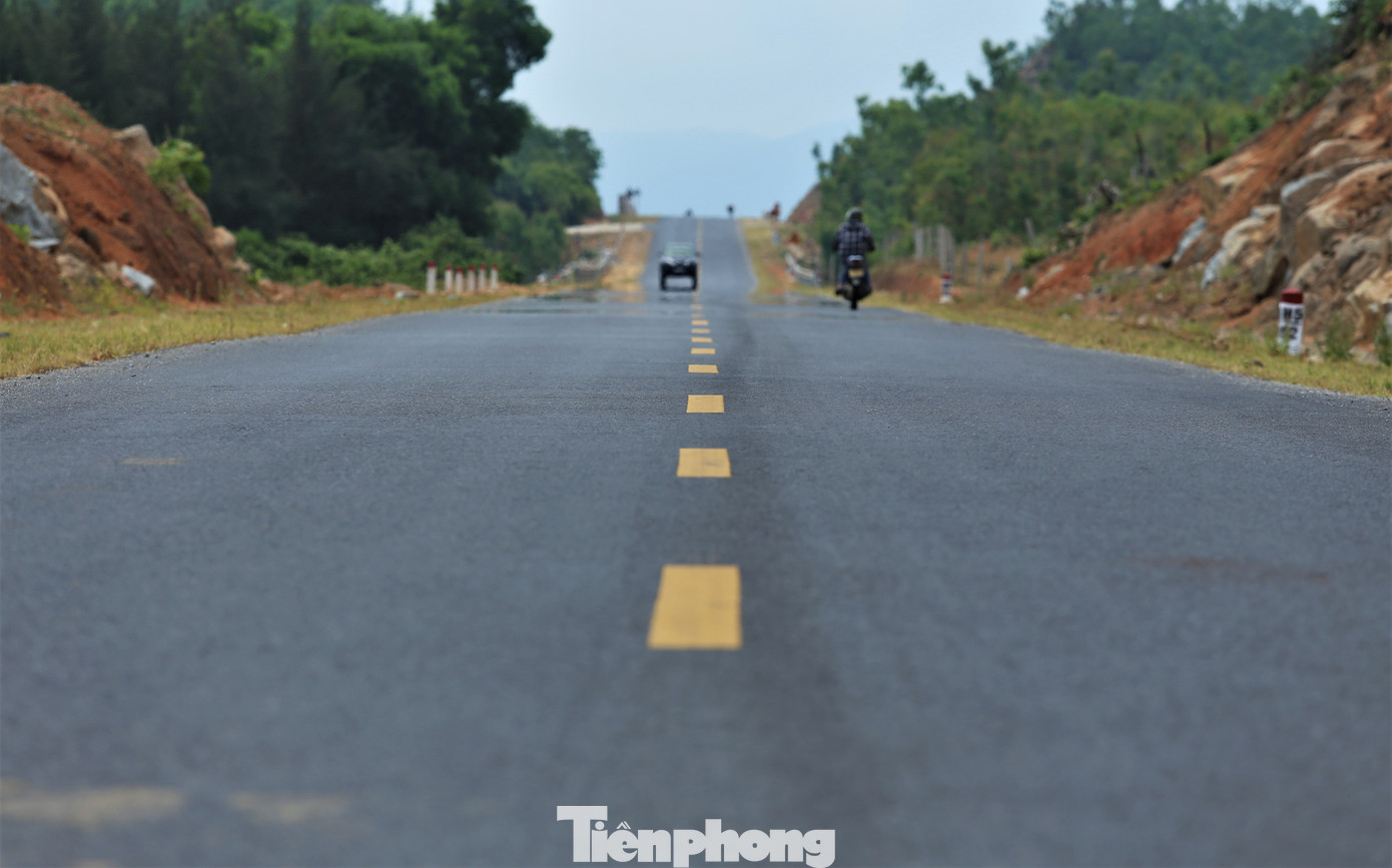 Công trình được thiết kế theo tiêu chuẩn đường cấp III đồng bằng với bề rộng nền đường 12m, bề rộng mặt đường 7m, bề rộng làn xe thô sơ (gia cố lề) 4m và lề đường đất 1m.