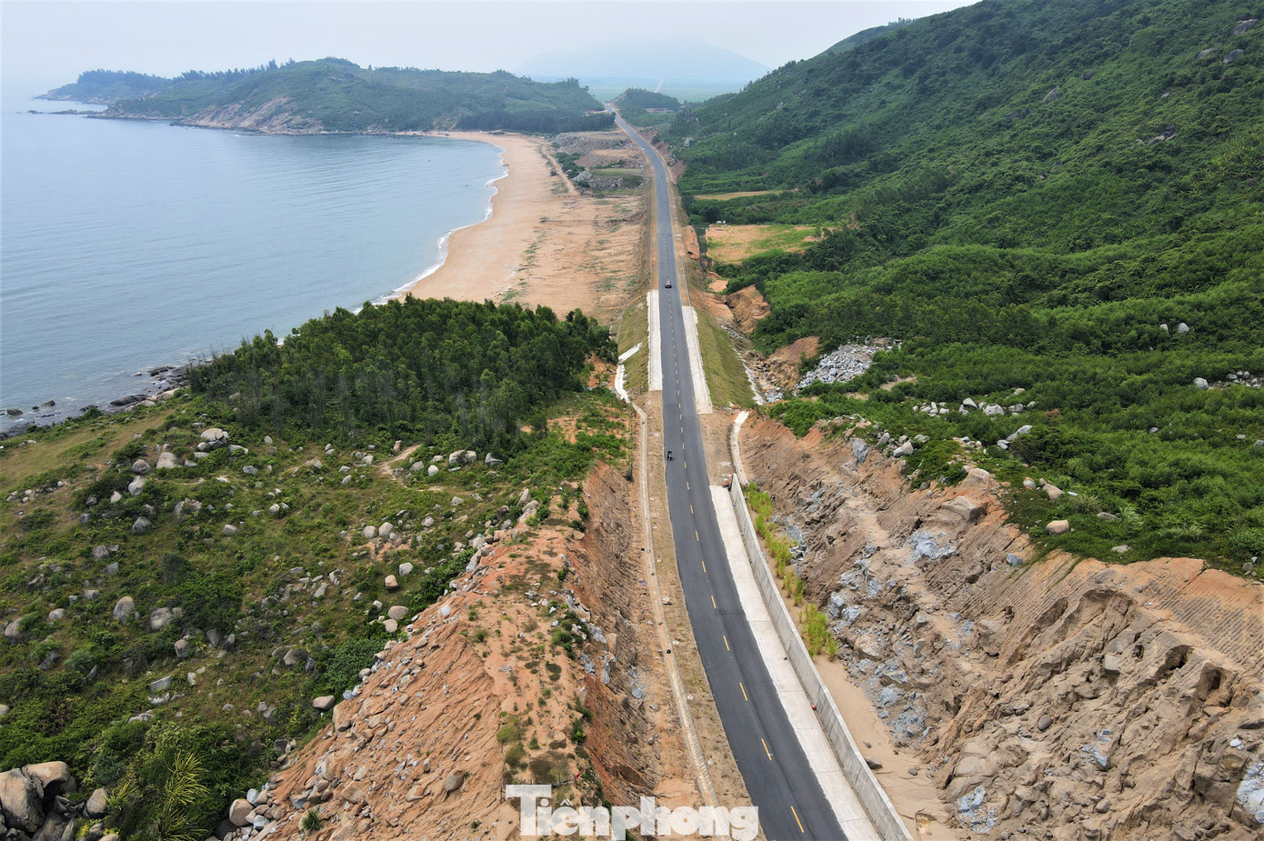 Tuyến đường xuyên suốt, uốn lượn ra biển theo hình cánh cung của các dãy núi, dọc biển, tạo khung cảnh đẹp mắt.