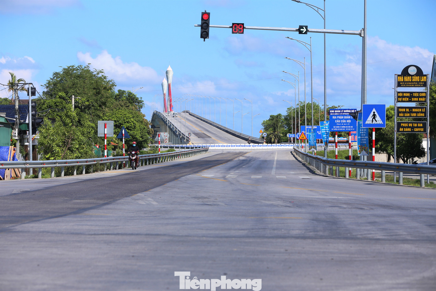 Cầu có tổng chiều dài tuyến là 5,271 km; phần cầu dài 1,728 km, chiều rộng cầu nhịp chính 18,5m, cầu dẫn 16m. Tổng mức đầu tư của dự án là 950 tỷ đồng, trong đó, ngân sách Trung ương là 450 tỷ đồng, ngân sách địa phương 500 tỷ đồng (Nghệ An và Hà Tĩnh, mỗi tỉnh 250 tỷ đồng).