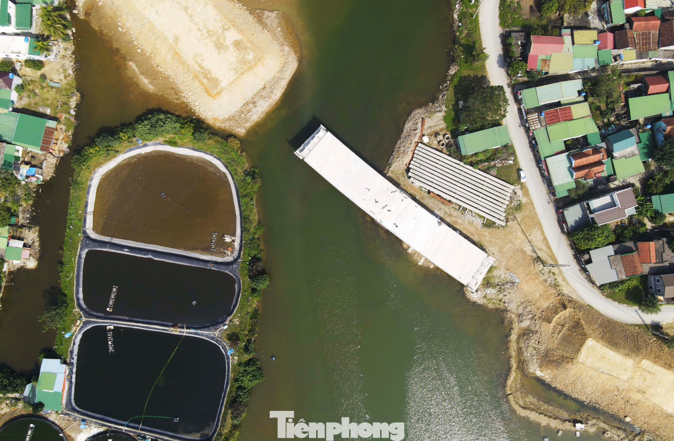 Trong hình là cầu Nghi Tân thuộc phường Nghi Tân, thị xã Cửa Lò đang được xây dựng.