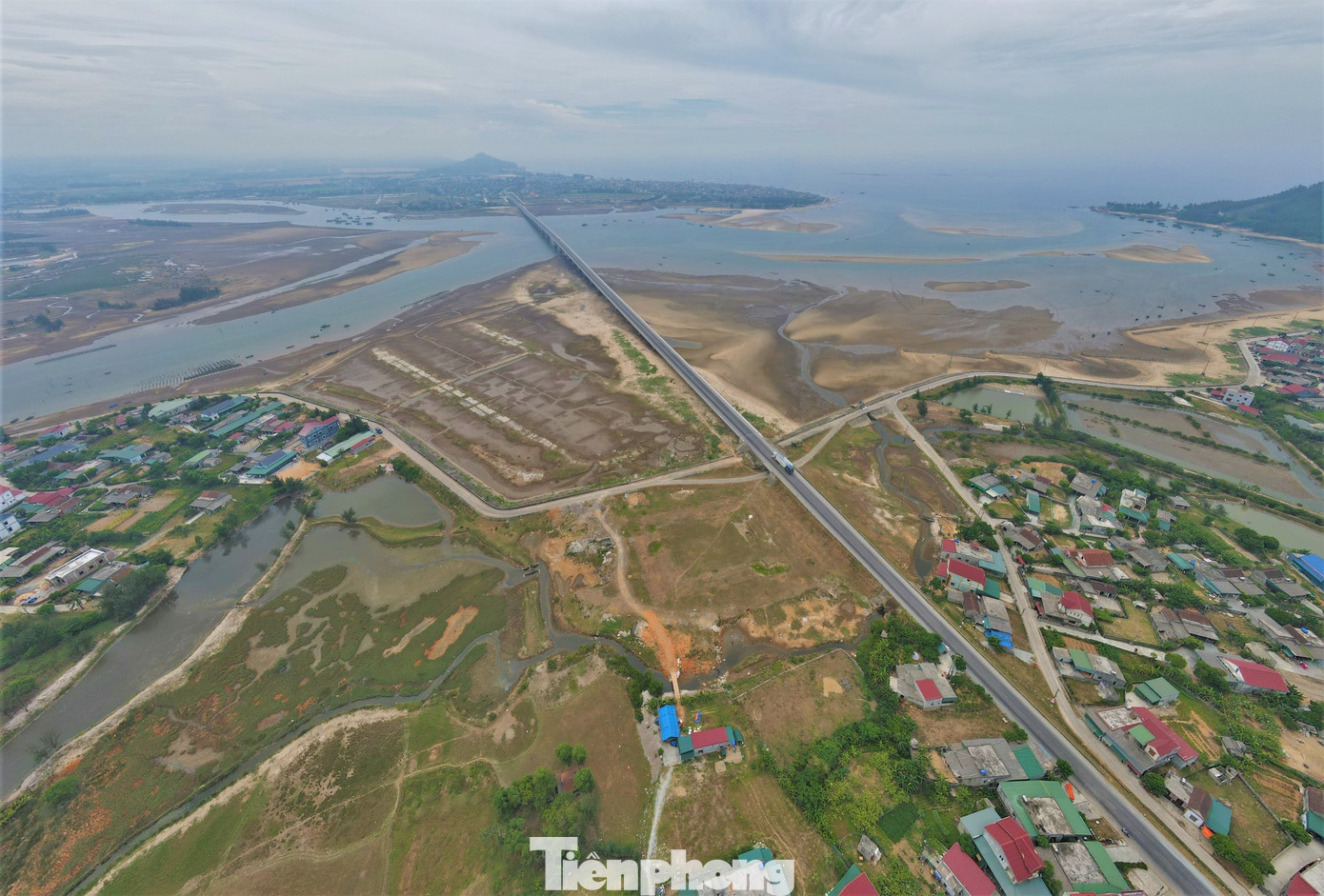 Dọc tuyến còn có cầu Cửa Nhượng, nối liền 2 xã Cẩm Nhượng - Cẩm Lĩnh, huyện Cẩm Xuyên với chiều dài hơn 1,3km, mặt cầu rộng 14m. Dự án có tổng mức đầu tư gần 500 tỷ đồng, khởi công vào năm 2010 và hoàn thành, đưa vào sử dụng từ năm 2014.