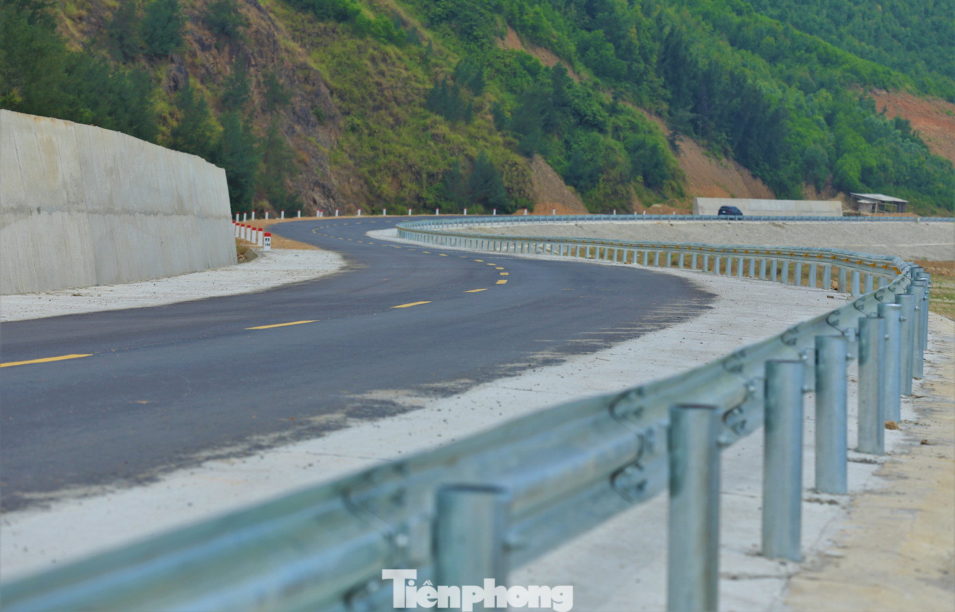 Công trình được thiết kế theo tiêu chuẩn đường cấp III đồng bằng với bề rộng nền đường 12m, bề rộng mặt đường 7m, bề rộng làn xe thô sơ (gia cố lề) 4m và lề đường đất 1m.