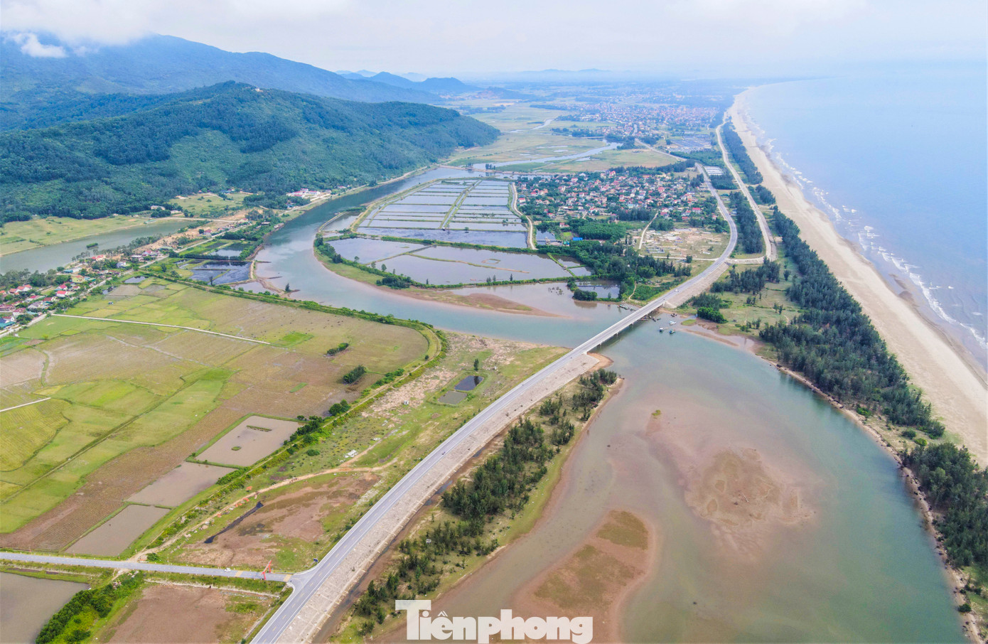 Trong 120 km của tuyến đường này, 33km trùng với một số đoạn tuyến đã được đầu tư của các dự án tại 3 địa phương (Lộc Hà, Thạch Hà và thị xã Kỳ Anh). 87 km còn lại được xây dựng mới qua 2 giai đoạn với tổng mức đầu tư hơn 2.000 tỷ đồng, chủ yếu từ nguồn ngân sách Trung ương và một phần ngân sách Hà Tĩnh. Trong hình là đoạn giáp ranh giữa hai huyện Nghi Xuân và Lộc Hà.