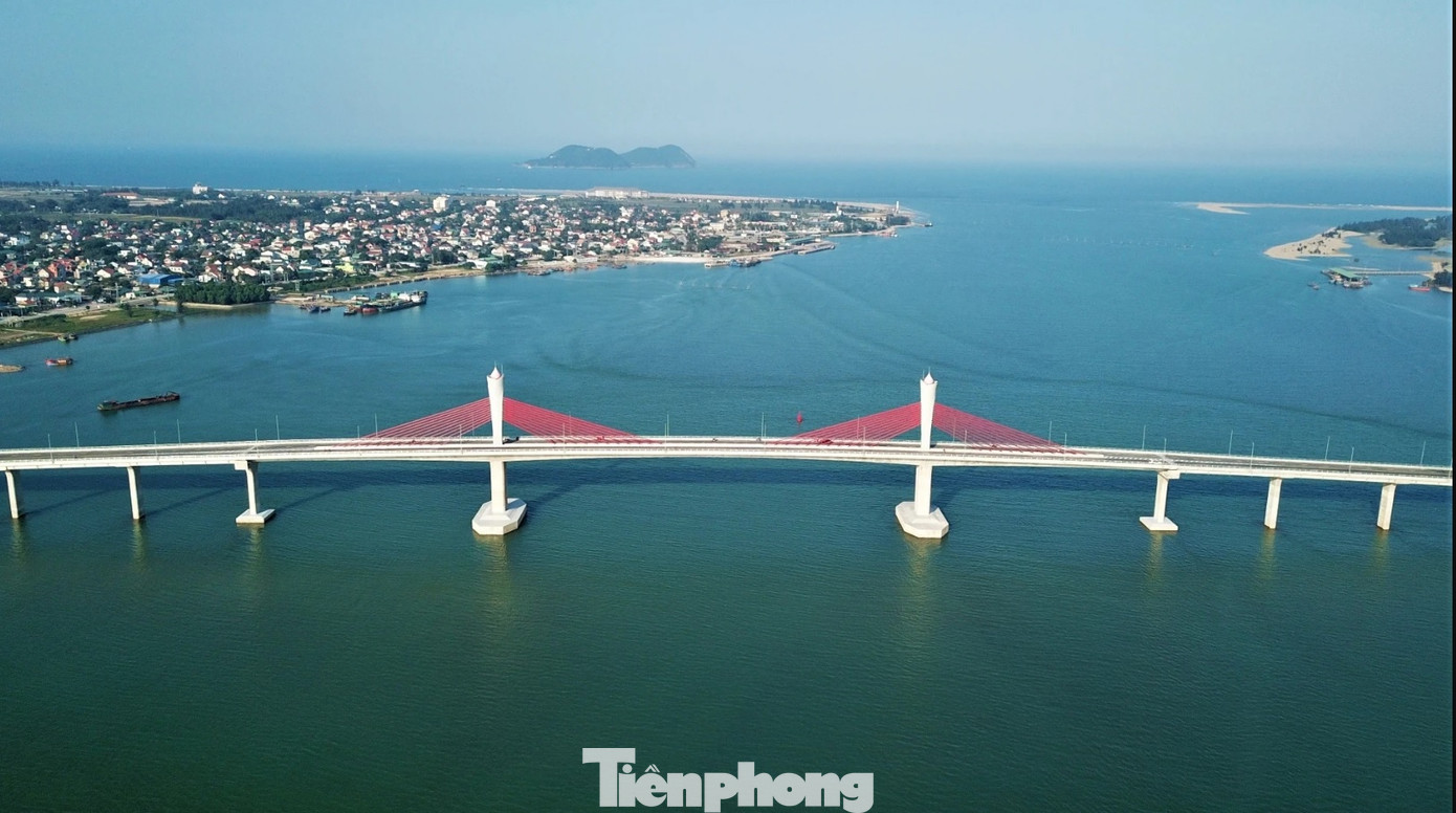 Cầu có tổng chiều dài tuyến là 5,271 km; phần cầu dài 1,728 km, chiều rộng cầu nhịp chính 18,5m, cầu dẫn 16m. Tổng mức đầu tư của dự án là 950 tỷ đồng, trong đó, ngân sách Trung ương là 450 tỷ đồng, ngân sách địa phương 500 tỷ đồng (Nghệ An và Hà Tĩnh, mỗi tỉnh 250 tỷ đồng).