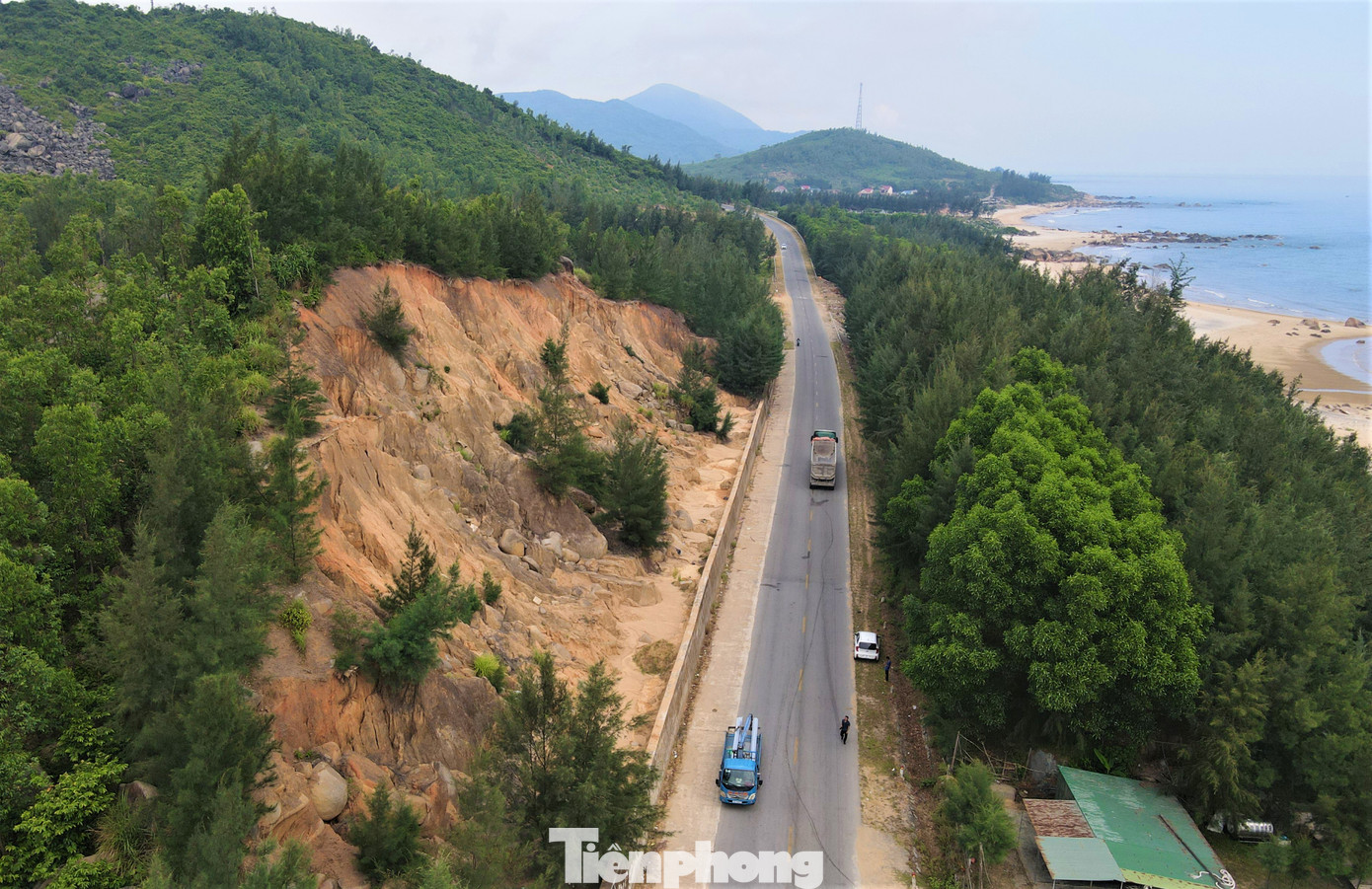 Tại các vị trí có vách núi cao có thể xảy ra sạt lở vào mùa mưa bão đã được thiết kế, xây dựng các tường bê tông chắn dọc để hạn chế sự cố.