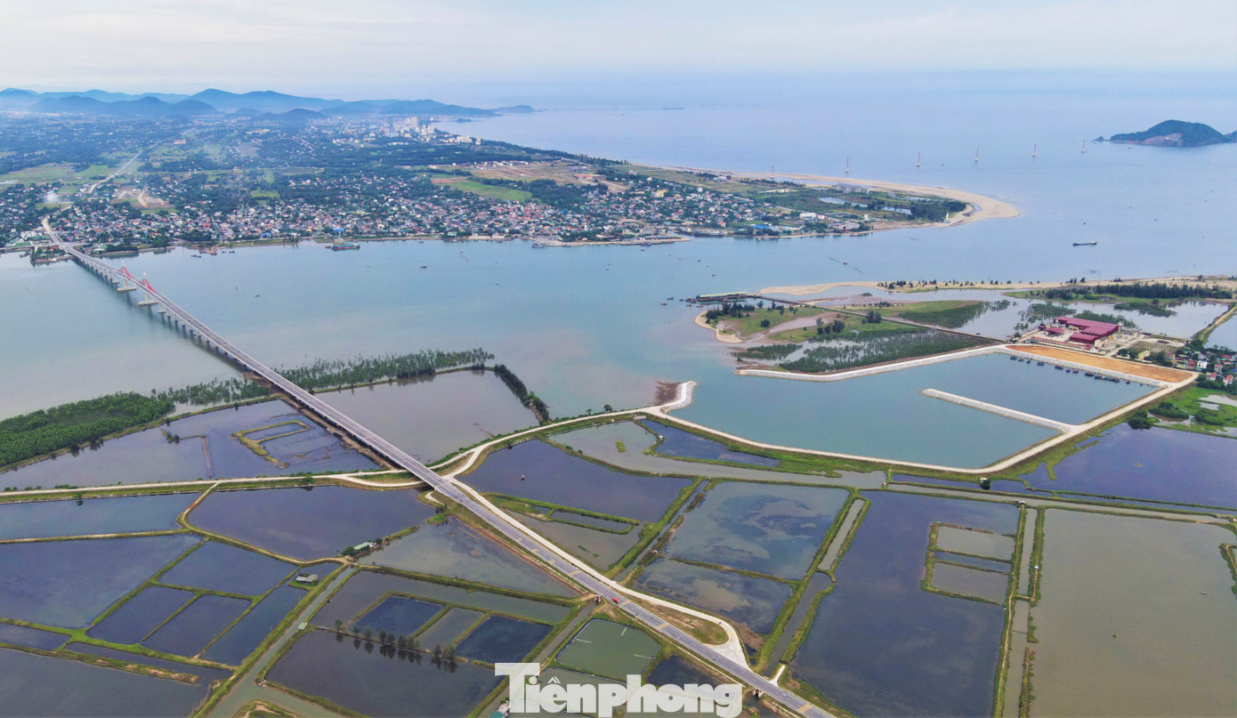 Cầu có tổng chiều dài tuyến là 5,271 km; phần cầu dài 1,728 km, chiều rộng cầu nhịp chính 18,5m, cầu dẫn 16m. Tổng mức đầu tư của dự án là 950 tỷ đồng, trong đó, ngân sách Trung ương là 450 tỷ đồng, ngân sách địa phương 500 tỷ đồng (Nghệ An và Hà Tĩnh, mỗi tỉnh 250 tỷ đồng).