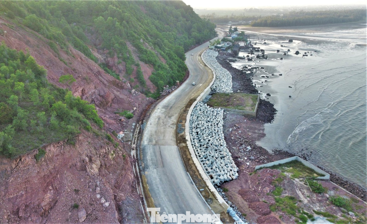 Trong khi đó, một số đoạn tuyến qua huyện Nghi Lộc, Diễn Châu, Quỳnh Lưu, đơn vị thi công đã thảm nhựa, làm kè chắn sóng dọc bờ biển có tuyến đường đi qua.