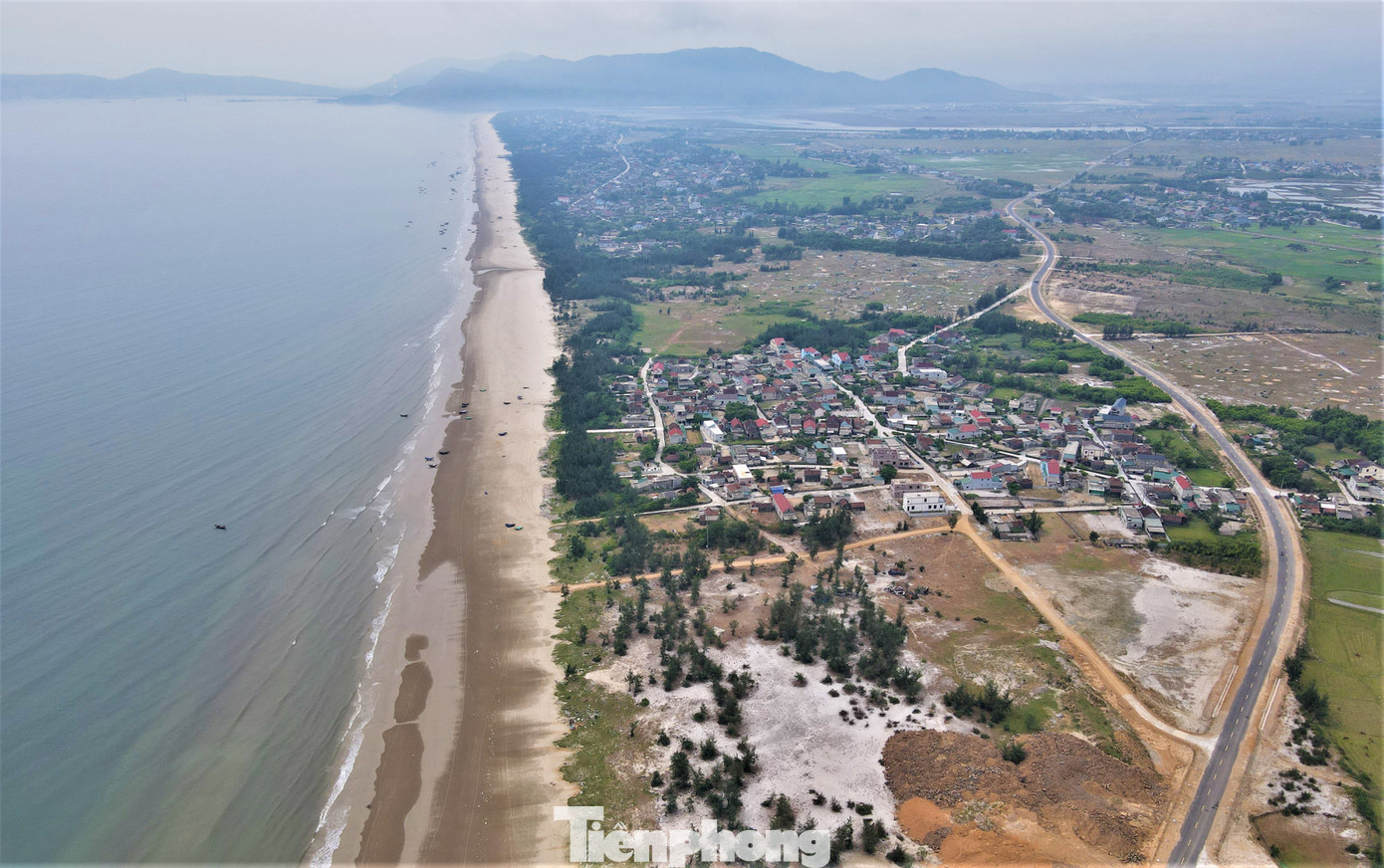Tuyến đường xuyên suốt, uốn lượn ra biển theo hình cánh cung của các dãy núi, dọc biển, tạo khung cảnh đẹp mắt.