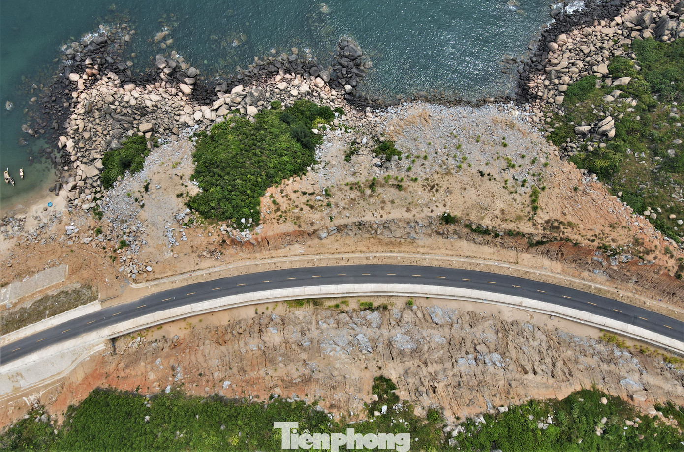 Tuyến đường xuyên suốt, uốn lượn ra biển theo hình cánh cung của các dãy núi, dọc biển, tạo khung cảnh đẹp mắt.
