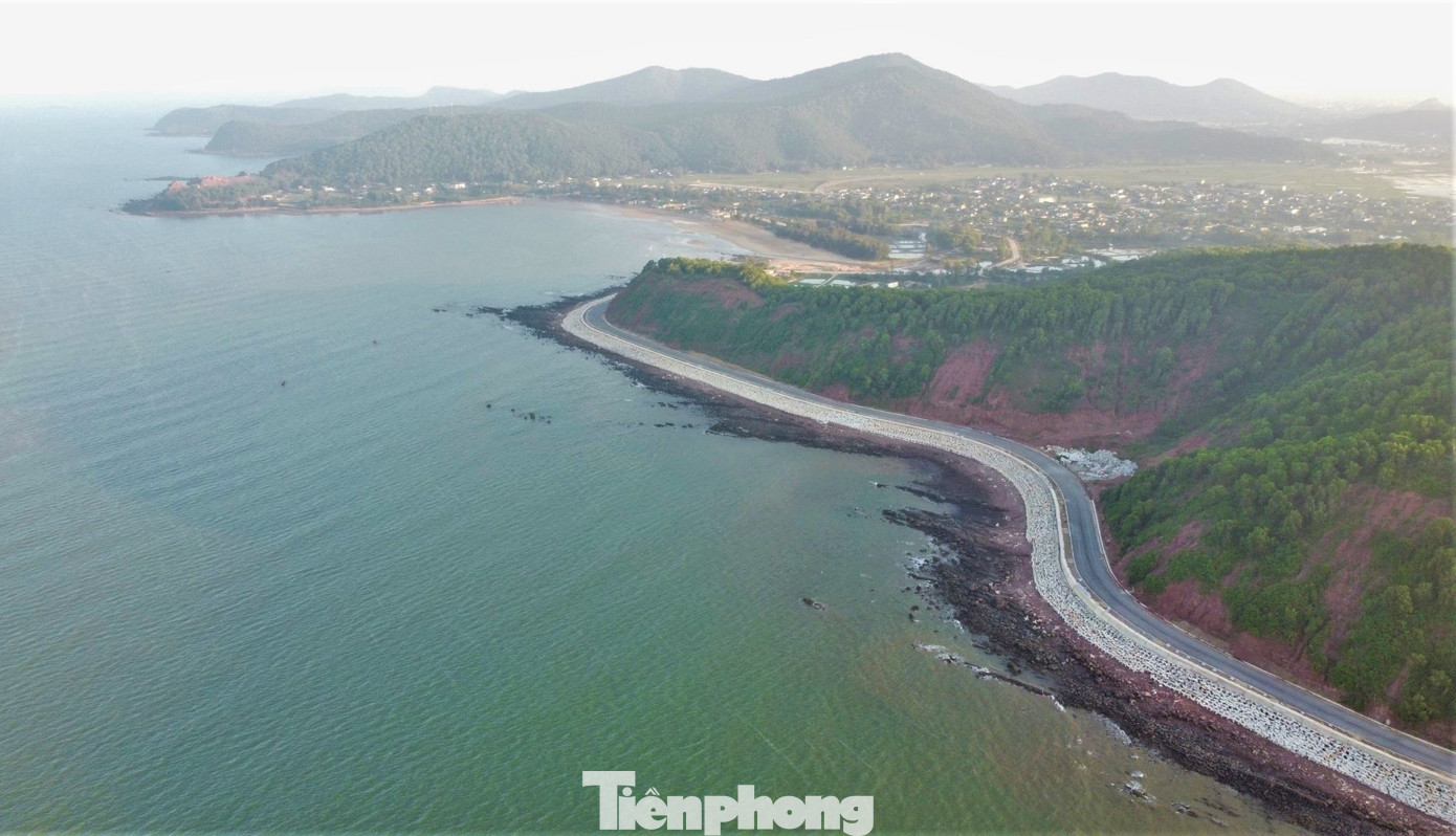 Trong khi đó, một số đoạn tuyến qua huyện Nghi Lộc, Diễn Châu, Quỳnh Lưu, đơn vị thi công đã thảm nhựa, làm kè chắn sóng dọc bờ biển có tuyến đường đi qua.