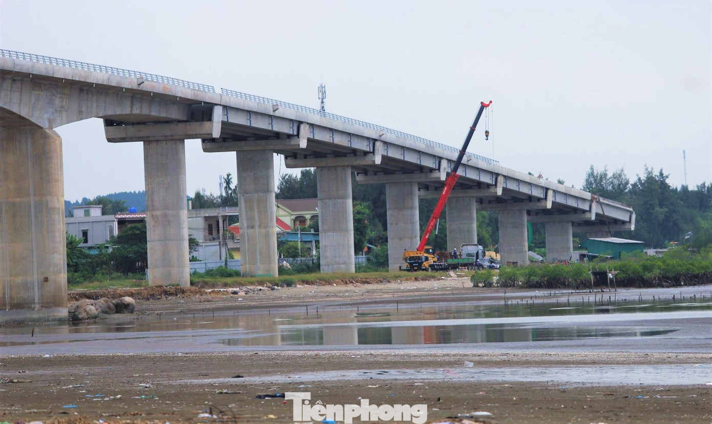 Tuyến đường ven biển qua Nghệ An có 8 cây cầu bắc qua các con sông và cửa biển. Trong đó có 5 cầu lớn gồm Hoàng Mai, Lạch Quèn, Cửa Thơi, Lạch Vạn, Nghi Quang; 3 cầu nhỏ là Tân Long, Kênh Nhà Lê và Nghi Tân. Trong hình là một góc cầu Cửa Thơi bắc qua sông Thái, nối các xã Sơn Hải và Quỳnh Thọ (huyện Quỳnh Lưu).