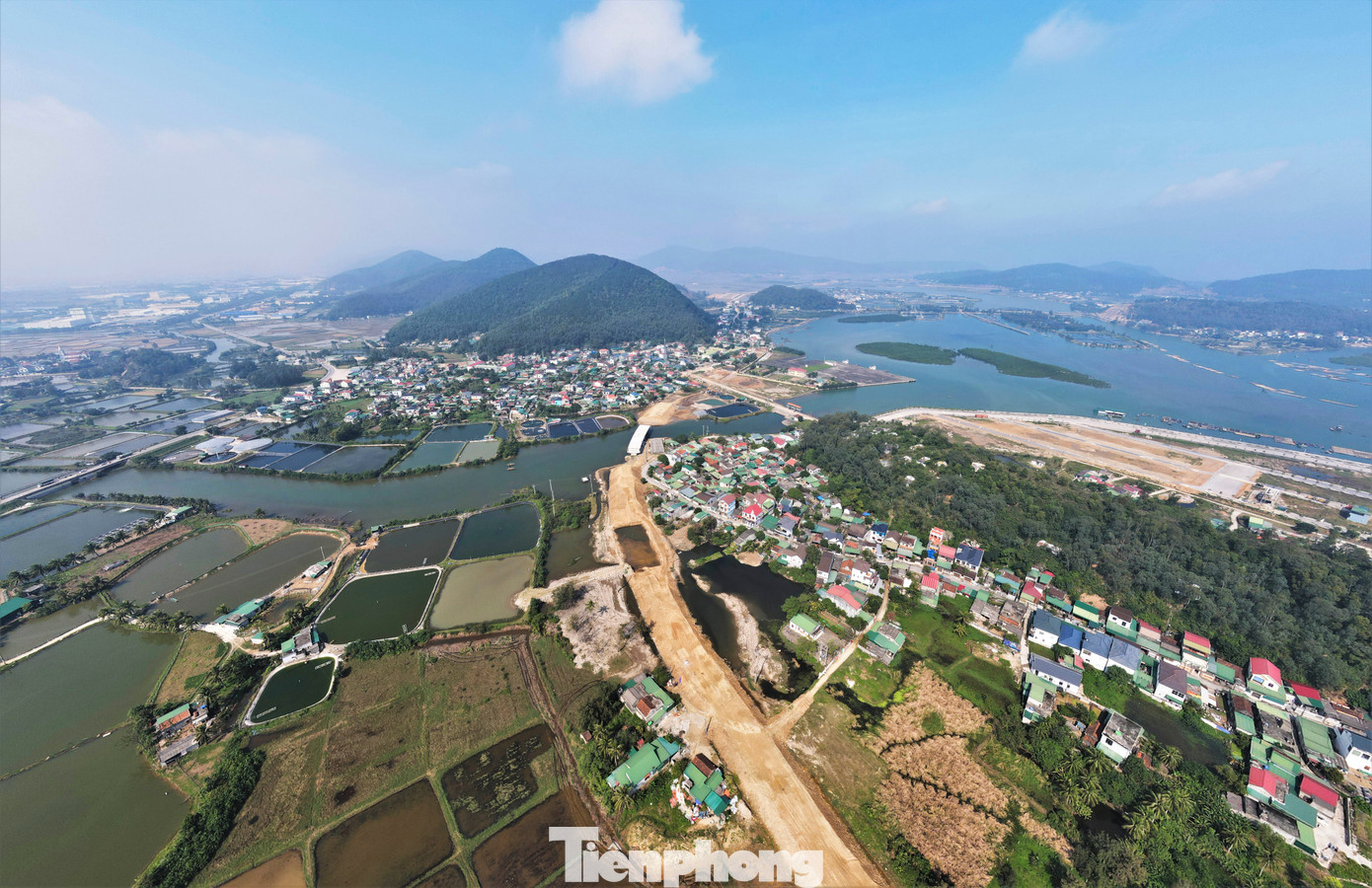 Tuyến đường bám sát các vách núi, vượt các con sông, cửa biển, đầm tôm và khu dân cư.