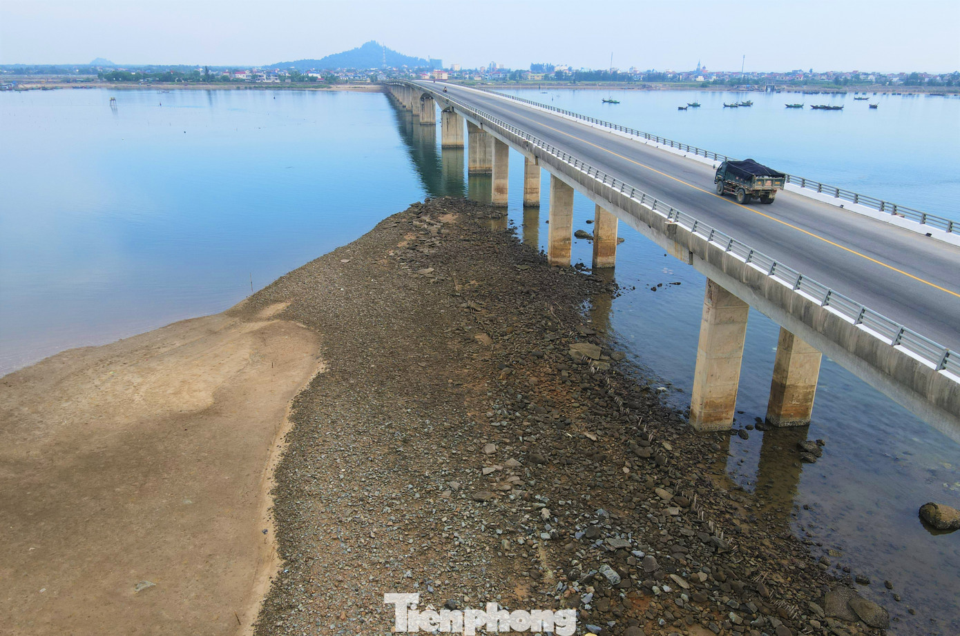 Cầu được thiết kế vĩnh cửu, gồm 3 nhịp chính có kết cấu dầm hộp bê tông cốt thép dự ứng lực đúc hẫng liên tục và 29 nhịp dầm dài 40m.