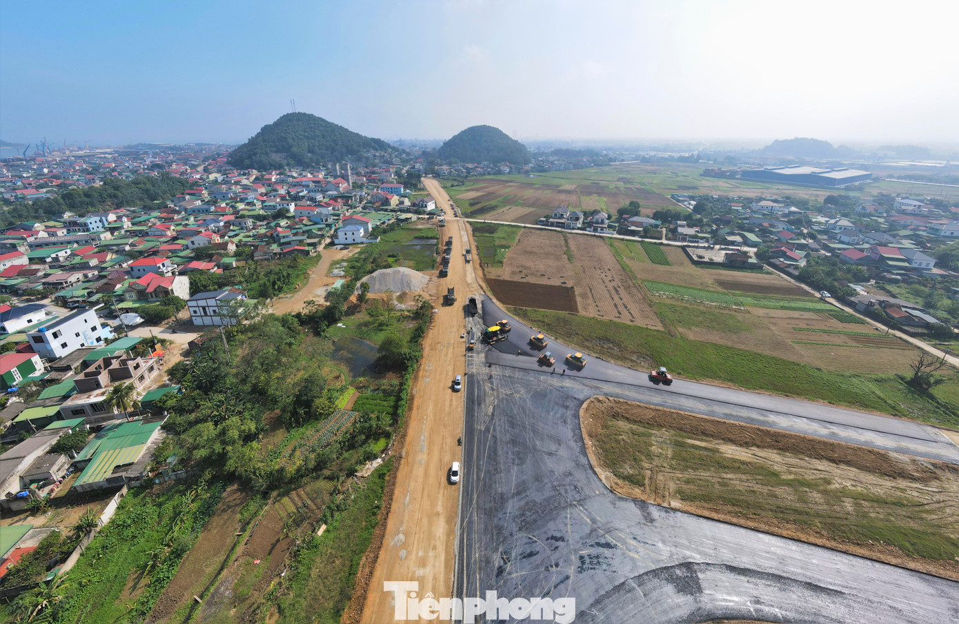 Những ngày đầu năm 2024, các đơn vị thi công đang khẩn trương đẩy nhanh tiến độ xây dựng công trình. Một số vị trí thấp trũng đã được nâng cao nền, thảm nhựa.