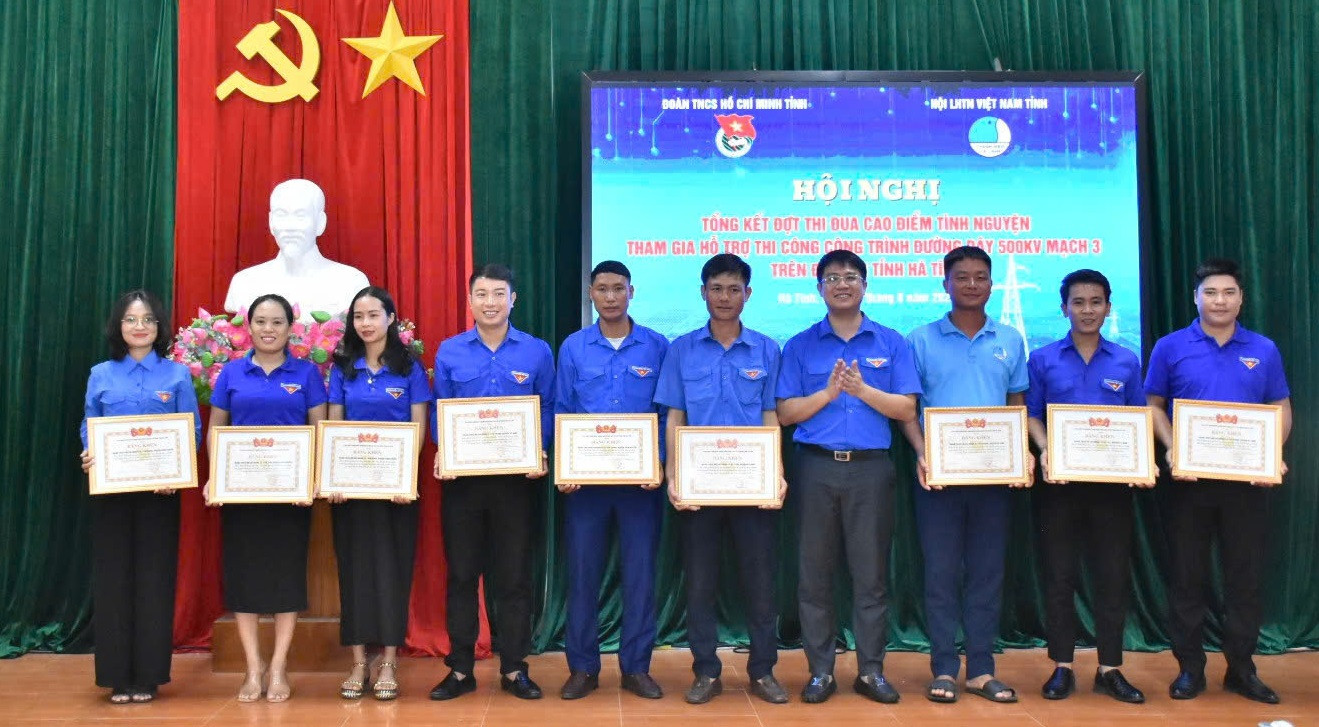 Tỉnh Đoàn Hà Tĩnh trao bằng khen của BCH T.Ư Đoàn cho 13 tập thể có thành tích xuất sắc cùng bằng khen của Tỉnh Đoàn cho cá nhân, tập thể trong triển khai thực hiện Đợt thi đua cao điểm tình nguyện tham gia hỗ trợ thi công công trình đường dây 500kV mạch 3.