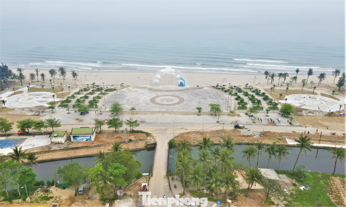 Công trình có 3 hợp phần, gồm: Đầu tư lắp đặt hệ thống đèn led chiếu sáng, hệ thống phun sương và sơn trang trí biểu tượng quảng trường biển Xuân Thành; mở rộng, trang trí và lát nền đá khu vực 2 bên quảng trường; lát vỉa hè bên phải cầu Đông Hội và trồng cây xanh.