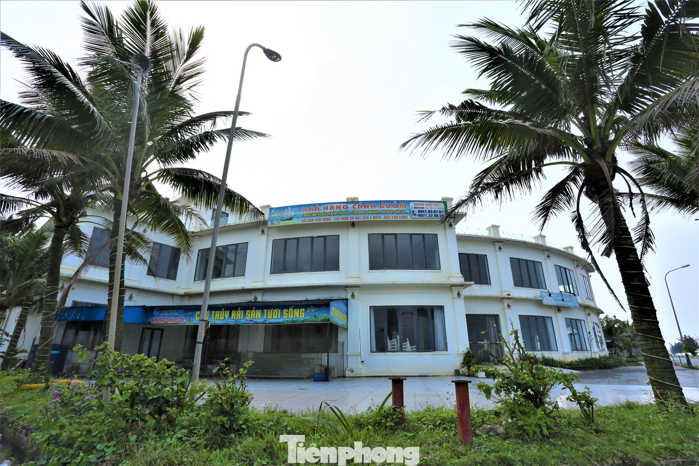 Các nhà hàng tại đây vẫn chưa được đầu tư đúng mức. Bãi tắm và khu vực dọc bãi biển vẫn còn nhếch nhác, cần sớm chỉnh trang.