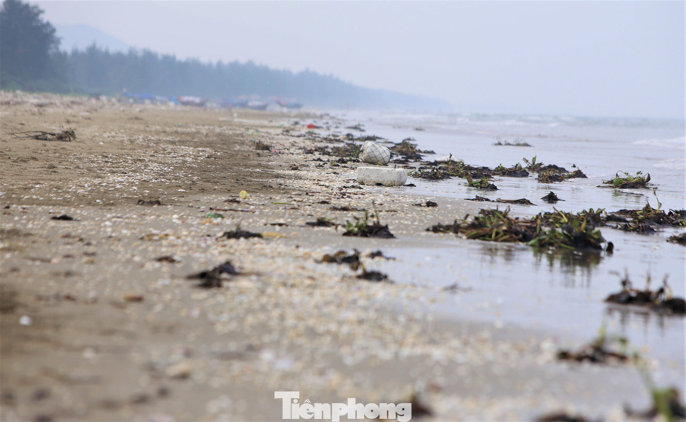 Tuy nhiên, một số vị trí như bãi biển Xuân Hải (thị trấn Lộc Hà) vẫn chưa được chỉnh trang, dọn dẹp, rác thải bủa vây.