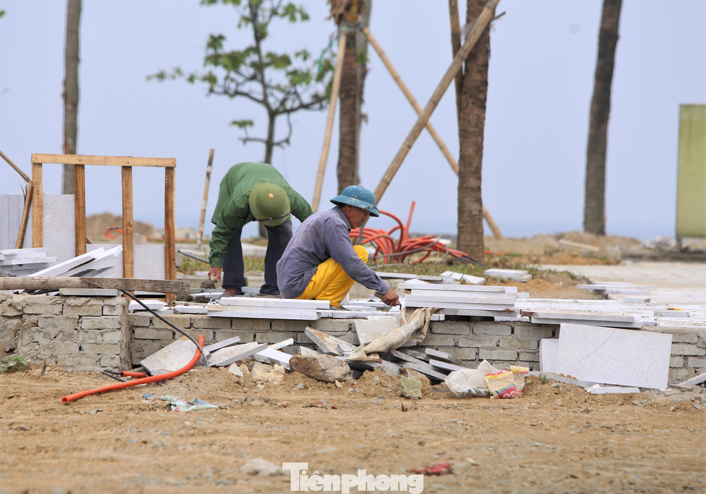 Đại diện chủ đầu tư cho biết lễ khai trương mùa du lịch biển Xuân Thành năm 2024 diễn ra vào ngày 14/4 tới đây nên chỉ đạo nhà thầu đẩy nhanh thi công các hạng mục thuộc dự án cải tạo, nâng cấp quảng trường Khu du lịch biển Xuân Thành.