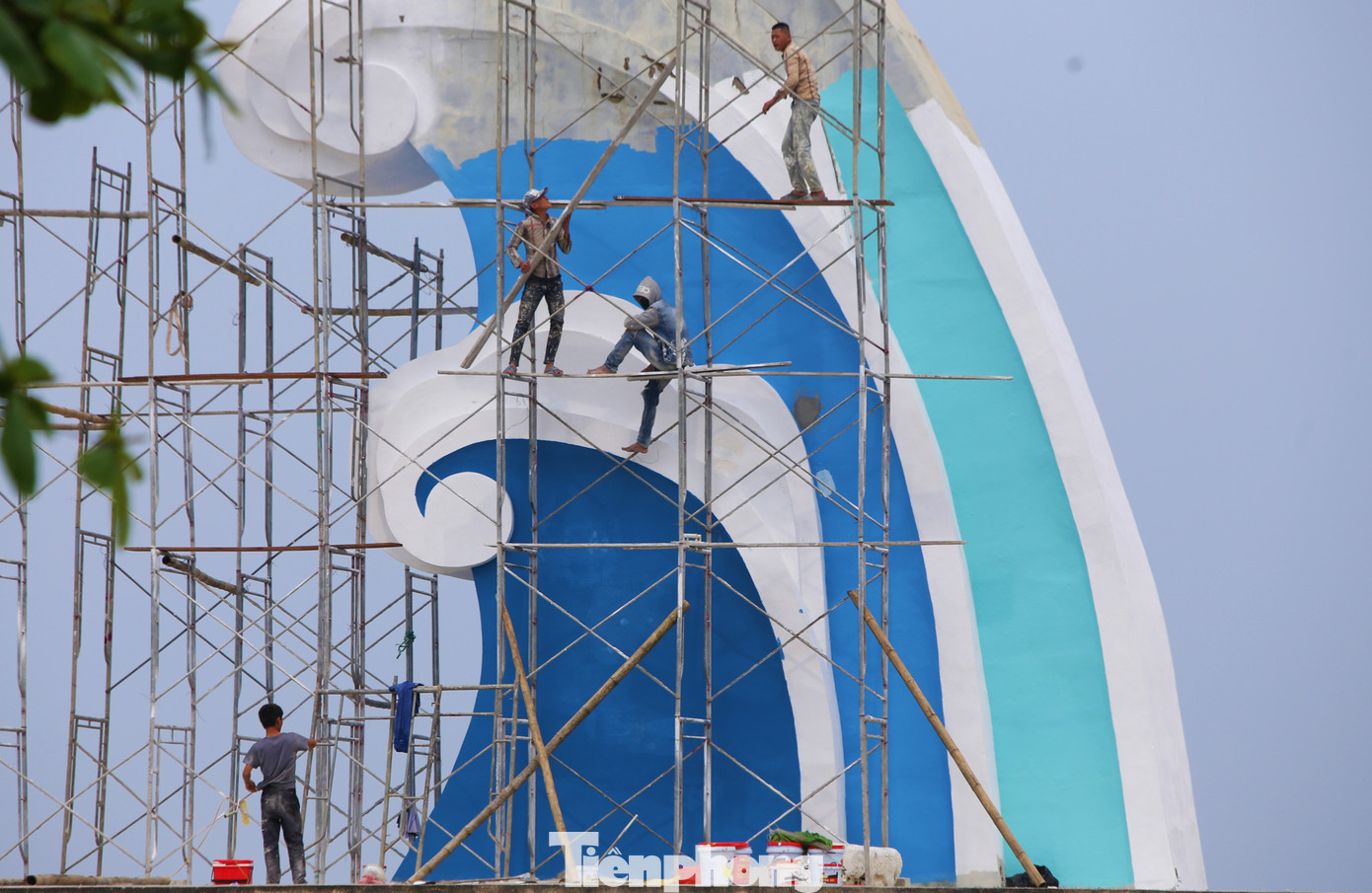 Đại diện chủ đầu tư cho biết lễ khai trương mùa du lịch biển Xuân Thành năm 2024 diễn ra vào ngày 14/4 tới đây nên chỉ đạo nhà thầu đẩy nhanh thi công các hạng mục thuộc dự án cải tạo, nâng cấp quảng trường Khu du lịch biển Xuân Thành.