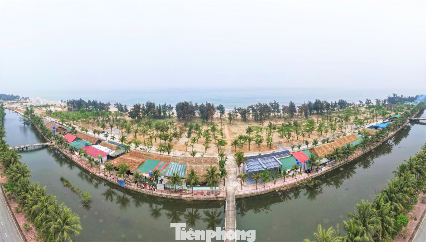 Nhiều ngày qua, từng tốp công nhân vẫn miệt mài làm việc trên các công trường, dự án chỉnh trang khu du lịch biển Xuân Thành (huyện Nghi Xuân, Hà Tĩnh) để khai trương du lịch biển năm 2024.