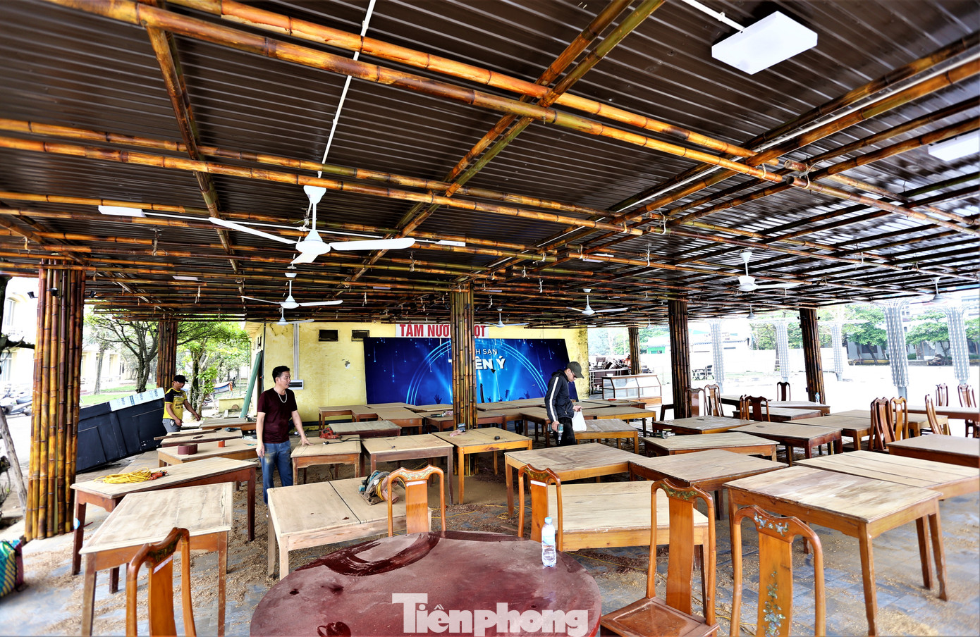 Đại diện Ban quản lý Khu du lịch Thiên Cầm cho biết, hiện có 44 nhà hàng có thể phục vụ gần 19.000 lượt khách du lịch; hơn 1.000 phòng lưu trú, phục vụ cho hơn 3.000 lượt khách. Ngoài ra, đơn vị cũng yêu cầu các nhà hàng, cơ sở kinh doanh bố trí hơn 300 điểm tắm nước sạch và phối hợp đoàn thanh niên, các lực lượng địa phương dọn sạch bãi biển.