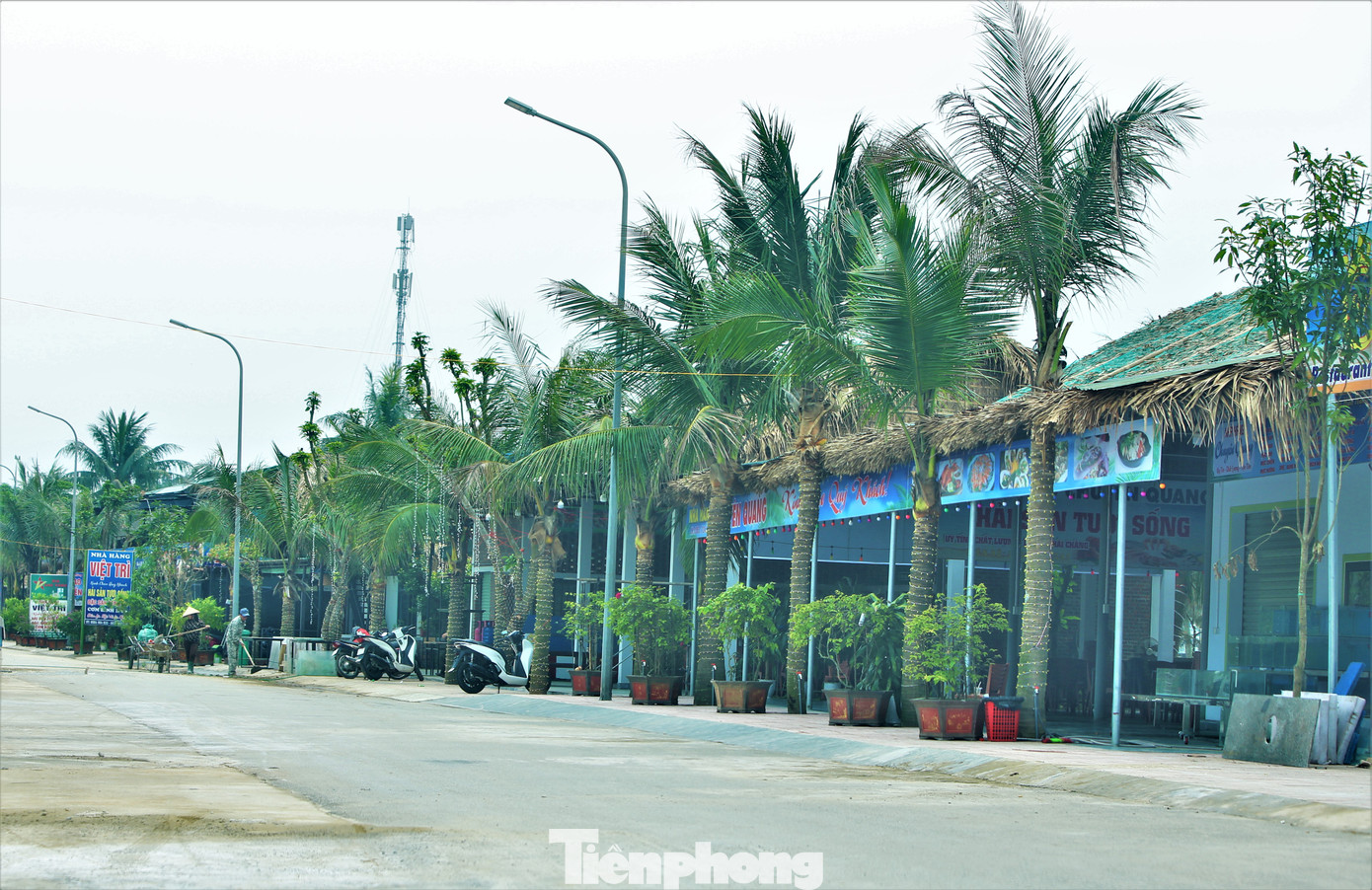 Trong ảnh là khu ẩm thực dọc lạch nước ngọt Bàu Dài được dựng lên khang trang, phục vụ du khách.