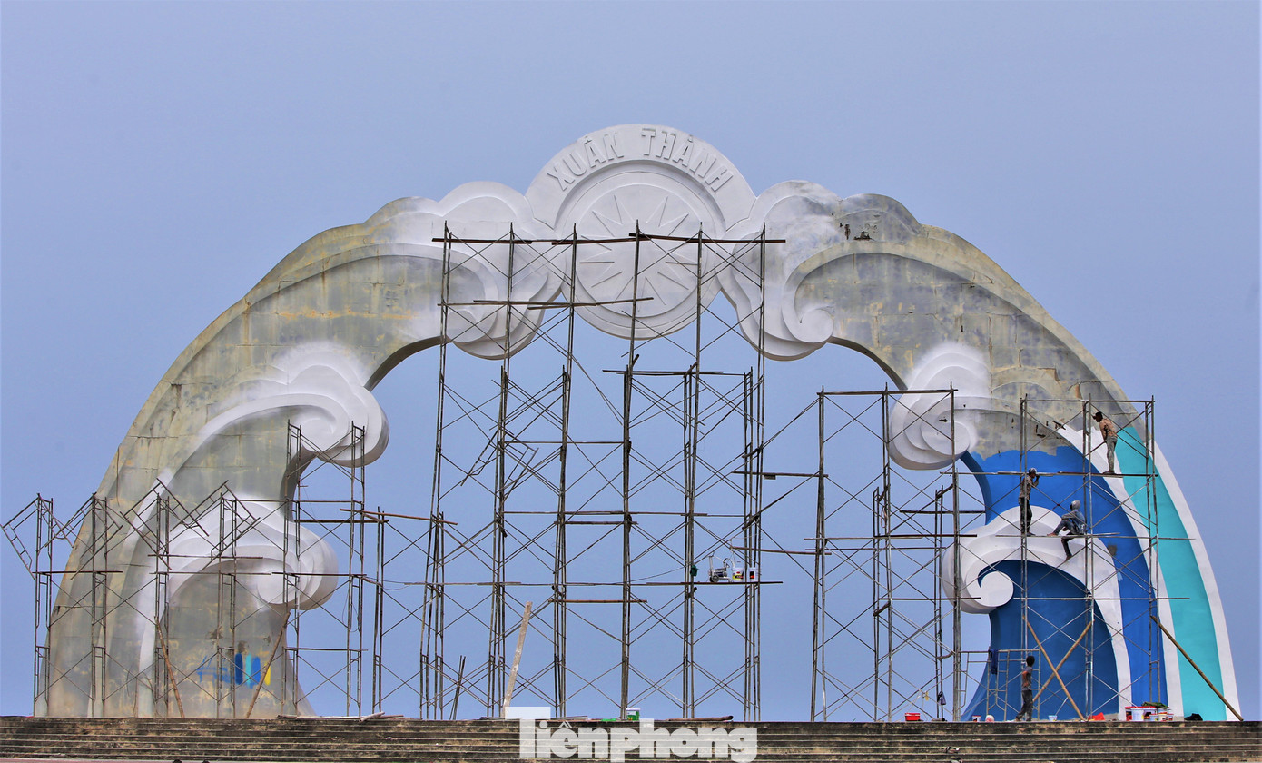 Đại diện chủ đầu tư cho biết lễ khai trương mùa du lịch biển Xuân Thành năm 2024 diễn ra vào ngày 14/4 tới đây nên chỉ đạo nhà thầu đẩy nhanh thi công các hạng mục thuộc dự án cải tạo, nâng cấp quảng trường Khu du lịch biển Xuân Thành.