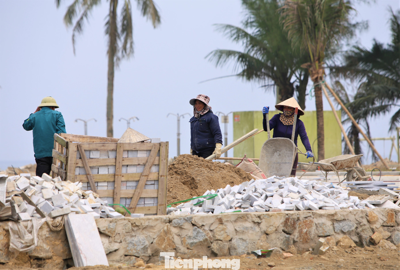 Từng tốp công nhân hoàn thiện hạng mục vỉa hè, quảng trường.