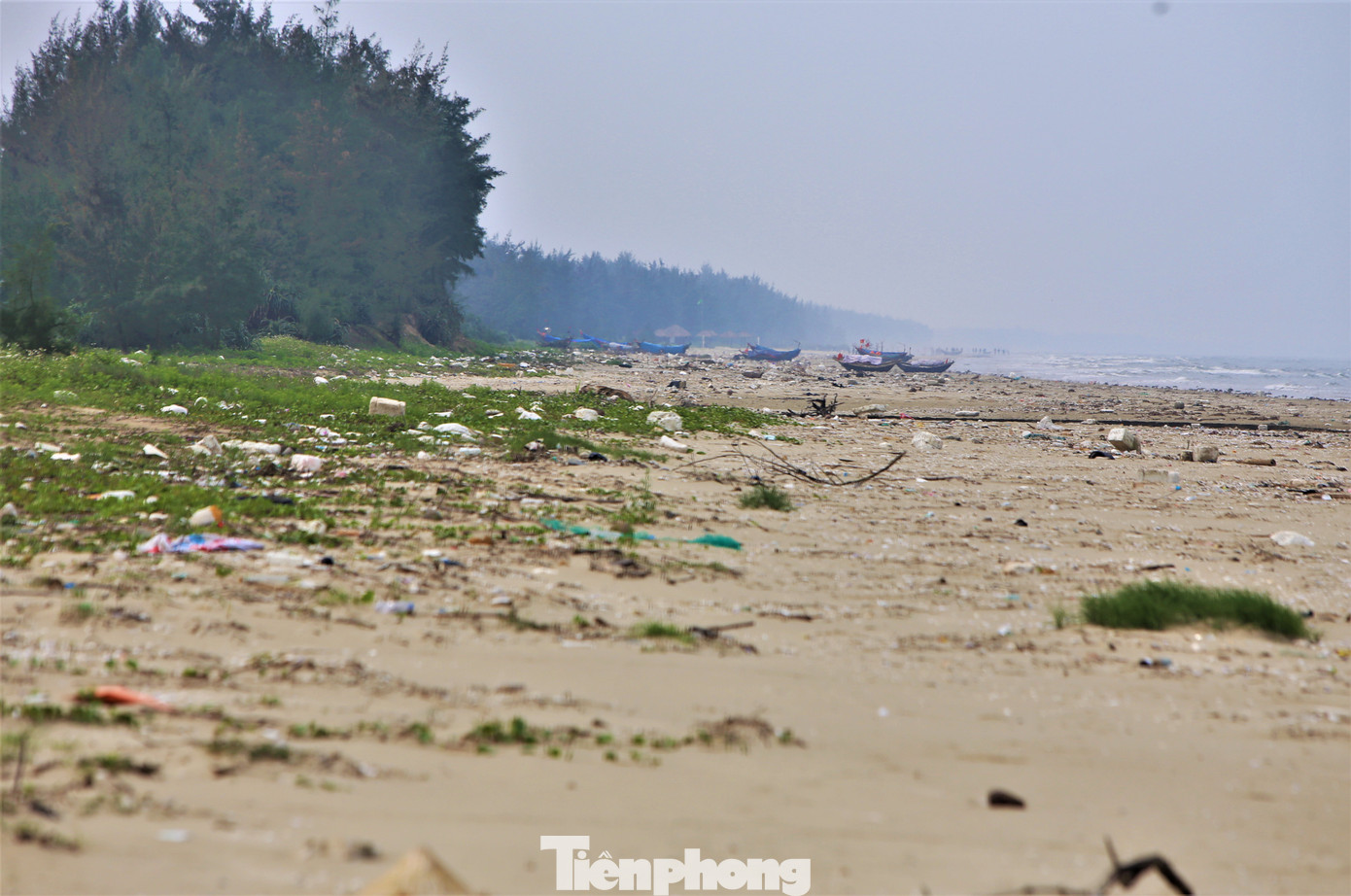 Các nhà hàng tại đây vẫn chưa được đầu tư đúng mức. Bãi tắm và khu vực dọc bãi biển vẫn còn nhếch nhác, cần sớm chỉnh trang.