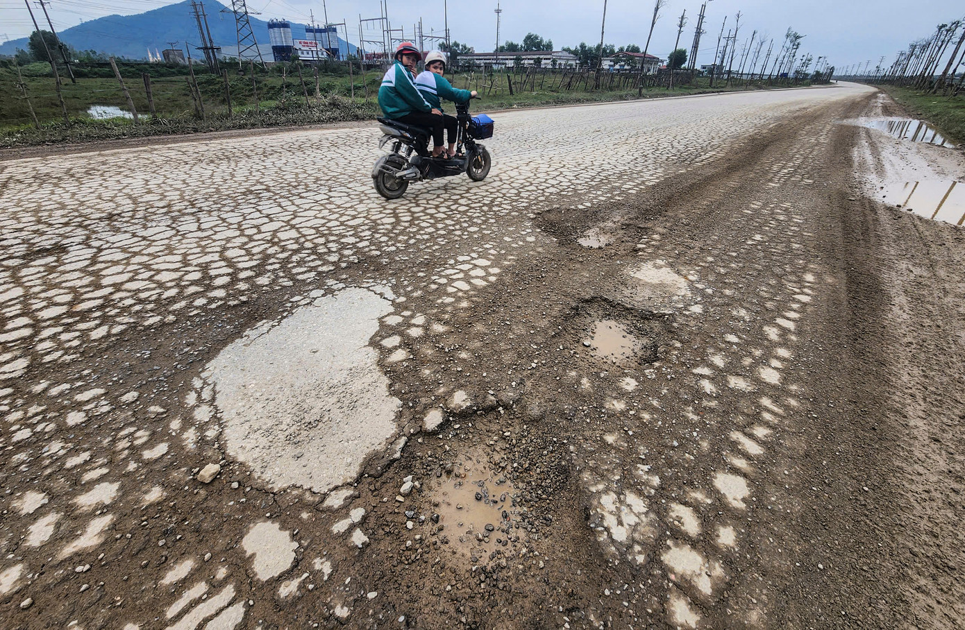 “Dọc các tuyến đường này rất nhiều học sinh và công nhân đi lại nên rất nguy hiểm. Trong khi xe chạy từng đoàn, có tài xế còn vượt ẩu khiến bụi kín mặt, không thấy đường”, người dân phường Kỳ Thịnh lo lắng. Trong hình là mặt đường Hà Huy Tập xuống cấp, hư hỏng.