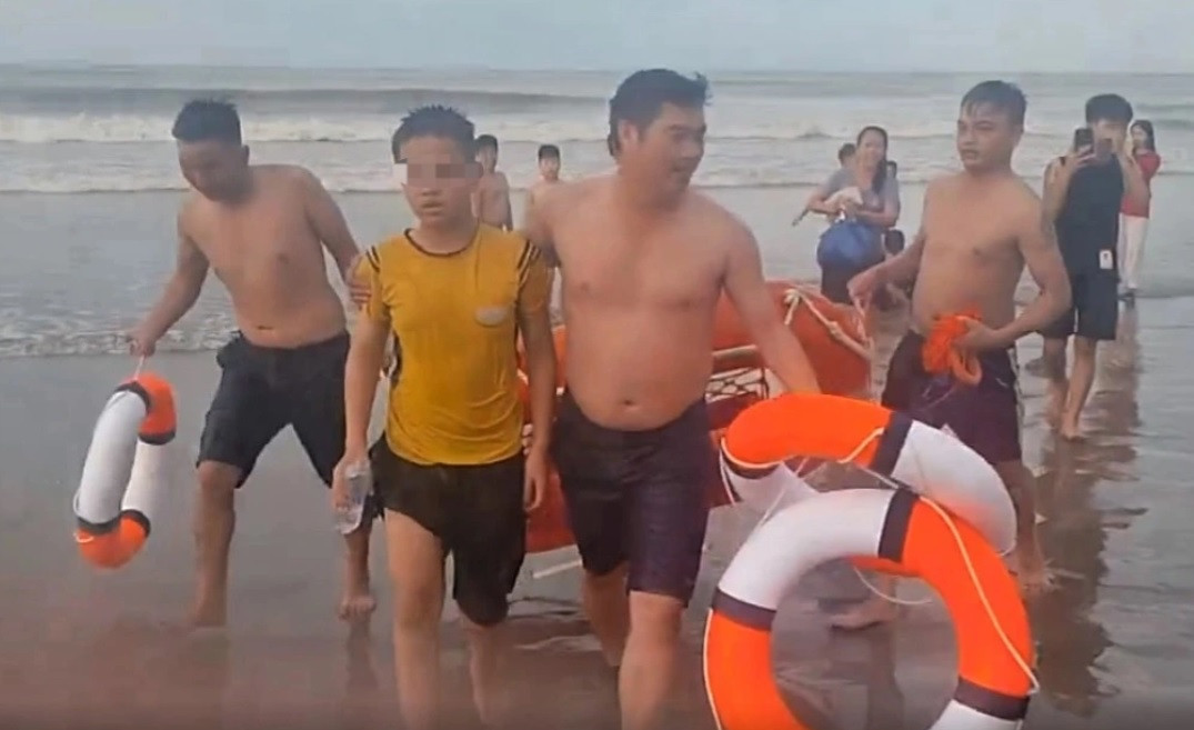 Đại úy Hoàng Văn Bé cùng 2 người khác ứng cứu, đưa bé trai gặp nạn lên bờ an toàn