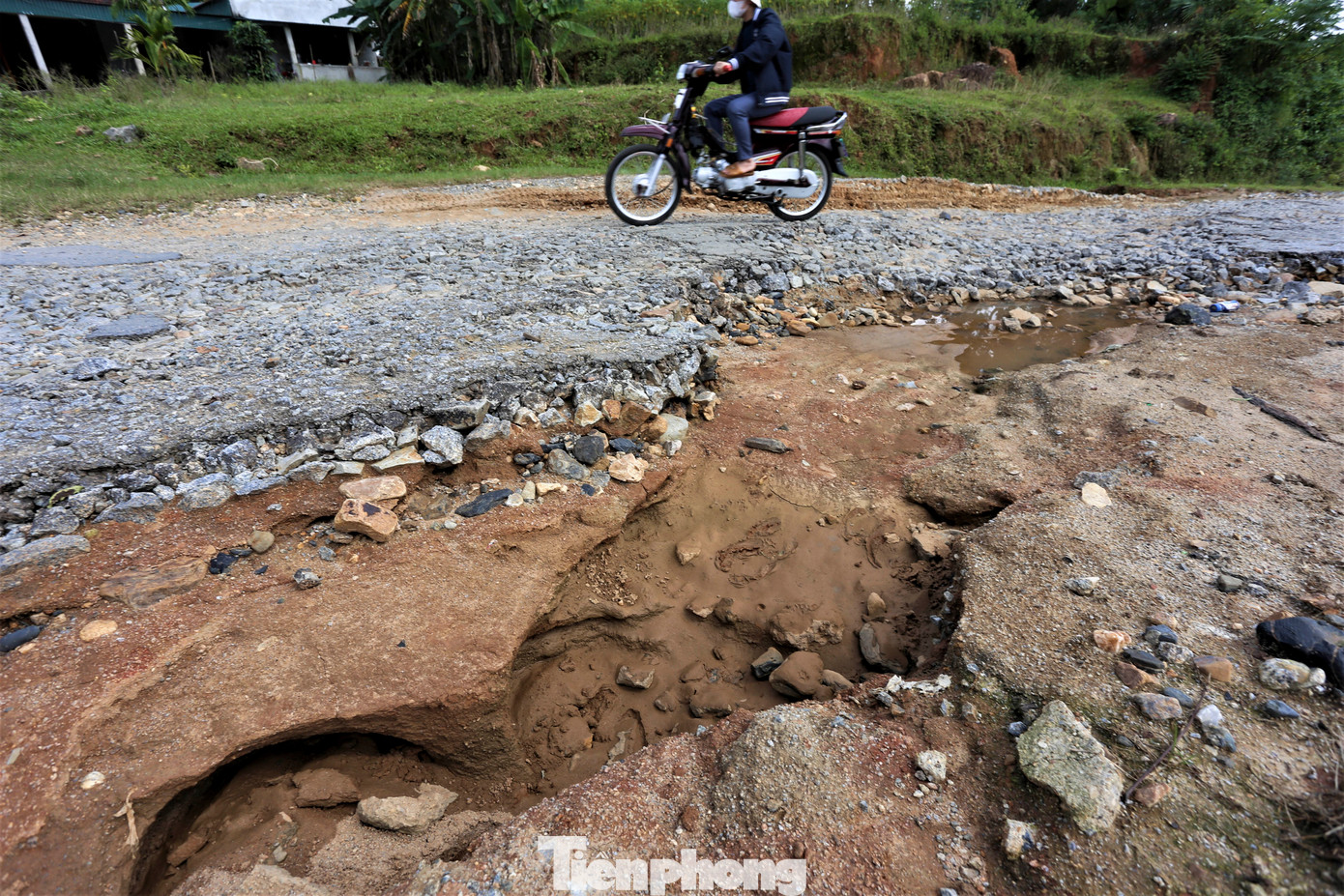 Người dân địa phương cho hay, tuyến đường chủ yếu phục vụ đi lại, vận chuyển nông sản của địa phương. Việc đường hư hỏng gây khó khăn, nguy hiểm cho người, phương tiện qua lại.