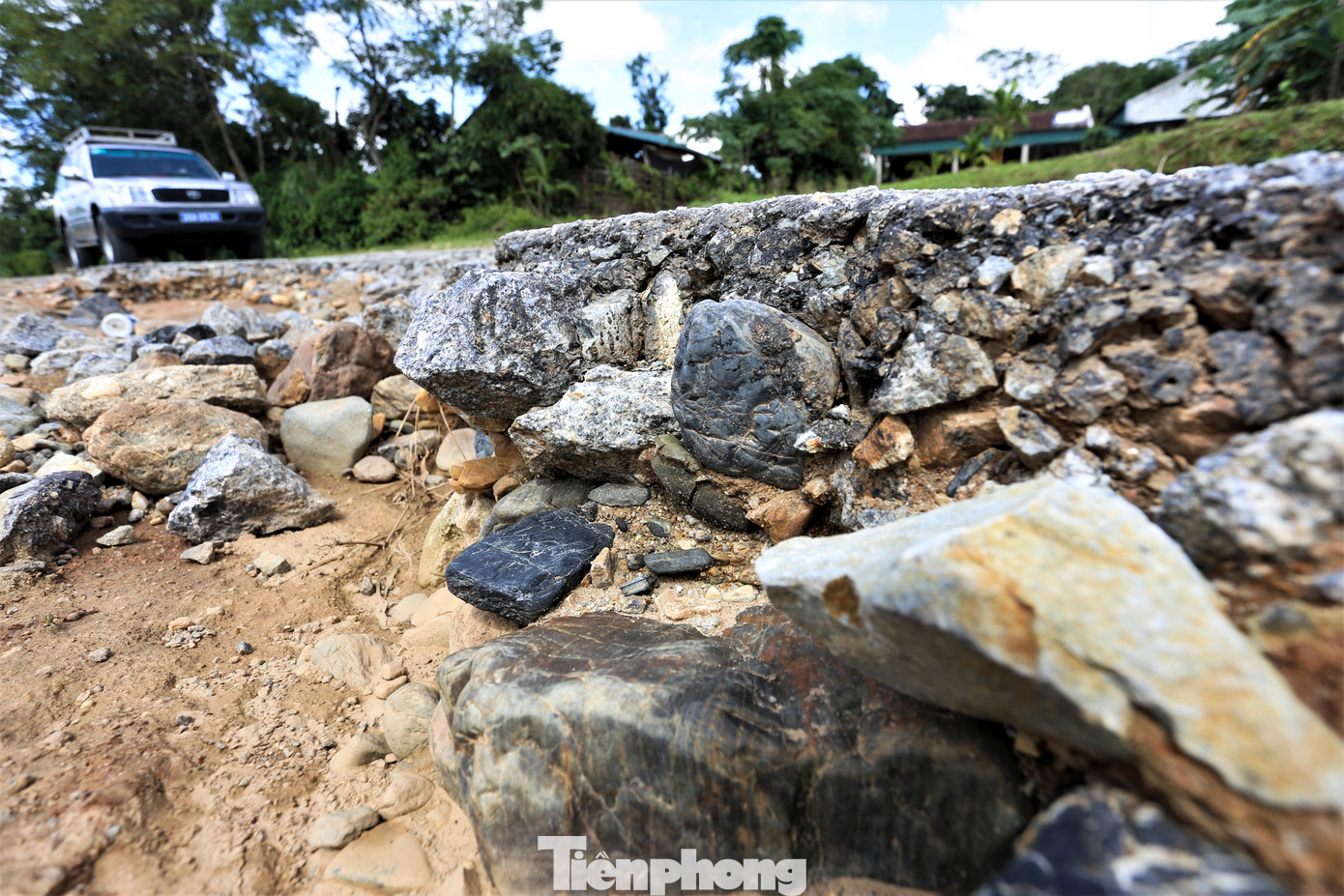 Ông Lê Văn Lãm - Chủ tịch UBND xã Kỳ Thượng (huyện Kỳ Anh) cho biết: “Tuyến đường qua địa bàn dài hơn 6km. Hàng năm, đơn vị quản lý vẫn duy tu, bảo dưỡng đường song đợt mưa lũ vừa qua khiến mặt đường bị xói lở, cào bóc, hư hỏng nặng”.
