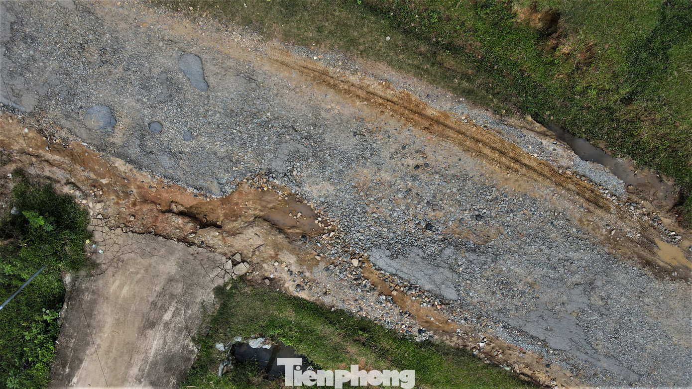 Chi chít ổ voi, ổ gà trên tuyến đường.