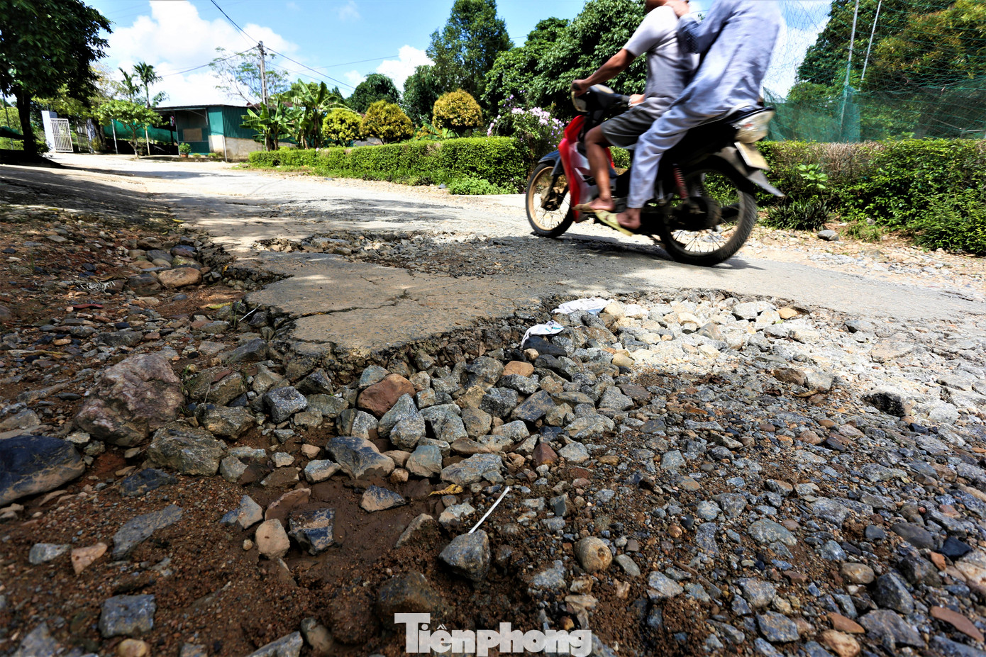 Nhiều vị trí bị xói lở, bong tróc mặt đường sâu hơn 20cm, rộng cả mét.