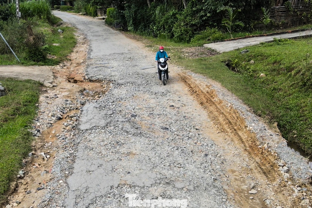 Người dân địa phương cho biết, khoảng 3 năm qua, tuyến đường xuống cấp, hư hỏng nặng. Dù hàng năm được tu sửa song tình trạng xuống cấp vẫn trở nên tồi tệ với rất nhiều ổ gà, ổ voi.