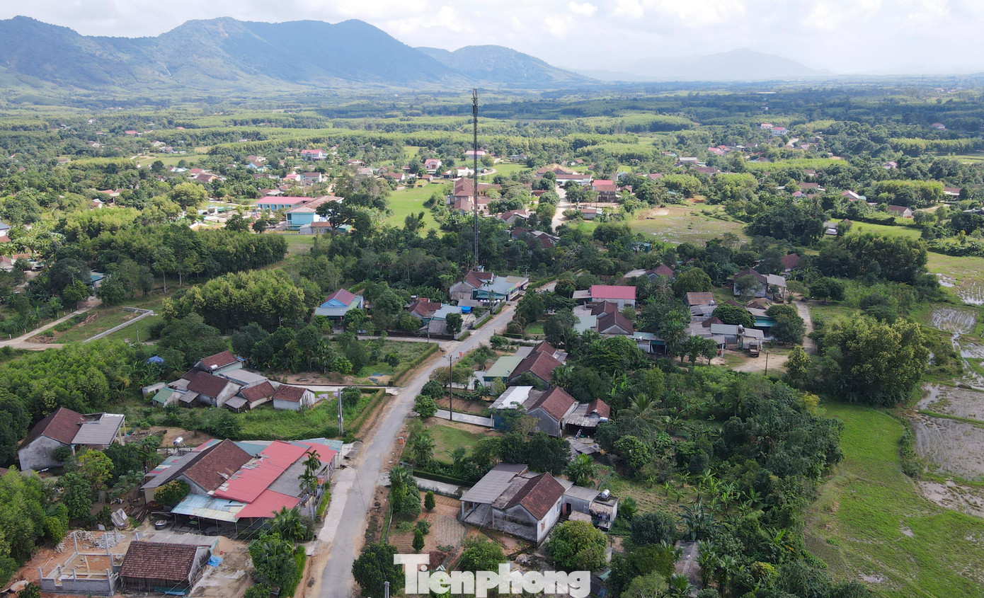 Đường huyện Kỳ Sơn - Kỳ Thượng (ĐH145, còn gọi là đường Sơn - Thượng) có chiều dài gần 9km, được đầu tư xây dựng từ năm 2004. Mặt đường rộng 3,5-5m, kết cấu láng nhựa và bê tông.