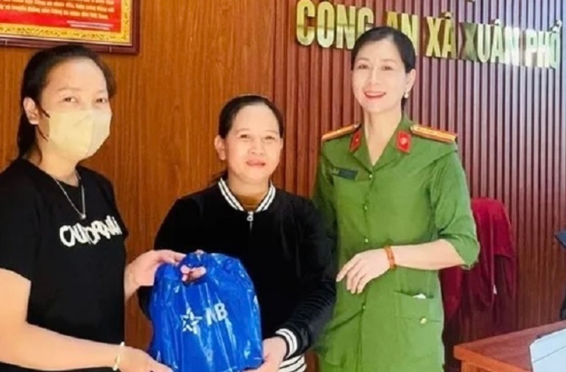 Lực lượng công an đã hỗ trợ chị Thái hoàn tất các thủ tục để hoàn trả 300 triệu đồng cho người chuyển tiền nhầm. Lực lượng công an đã hỗ trợ chị Thái hoàn tất các thủ tục để hoàn trả 300 triệu đồng cho người chuyển tiền nhầm.