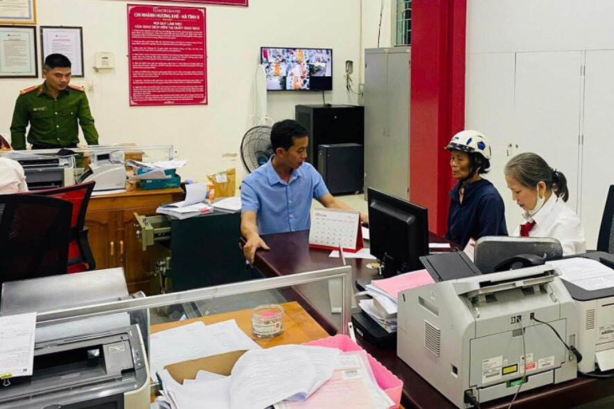 Phát hiện, ngăn chặn nhiều vụ việc người dân bị kẻ gian yêu cầu chuyển tiền. Phát hiện, ngăn chặn nhiều vụ việc người dân bị kẻ gian yêu cầu chuyển tiền.