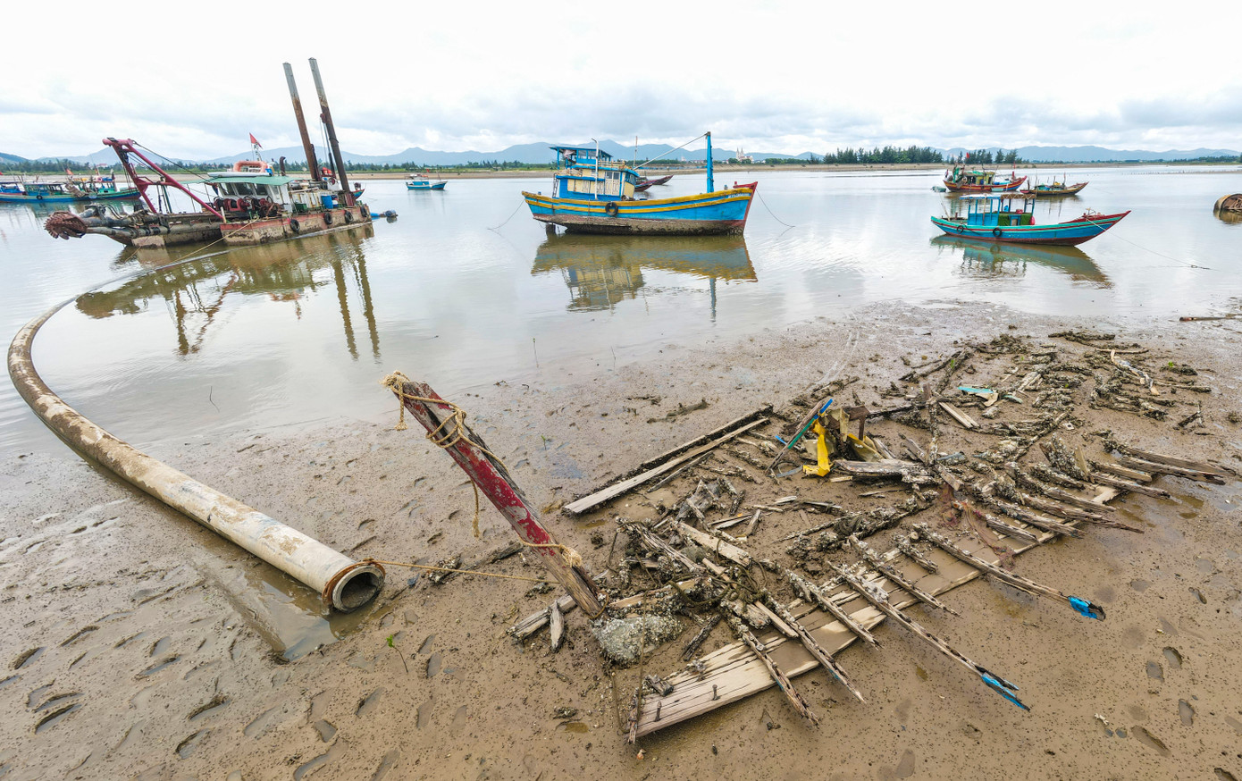 Các tàu cá bị bỏ lại trong các bãi neo đậu lâu dần đã xuống cấp, hư hỏng. Một số tàu bộ khung cũng dần mục nát, chôn vùi dưới lớp bùn, cát, lộ sắt thép hoen gỉ.