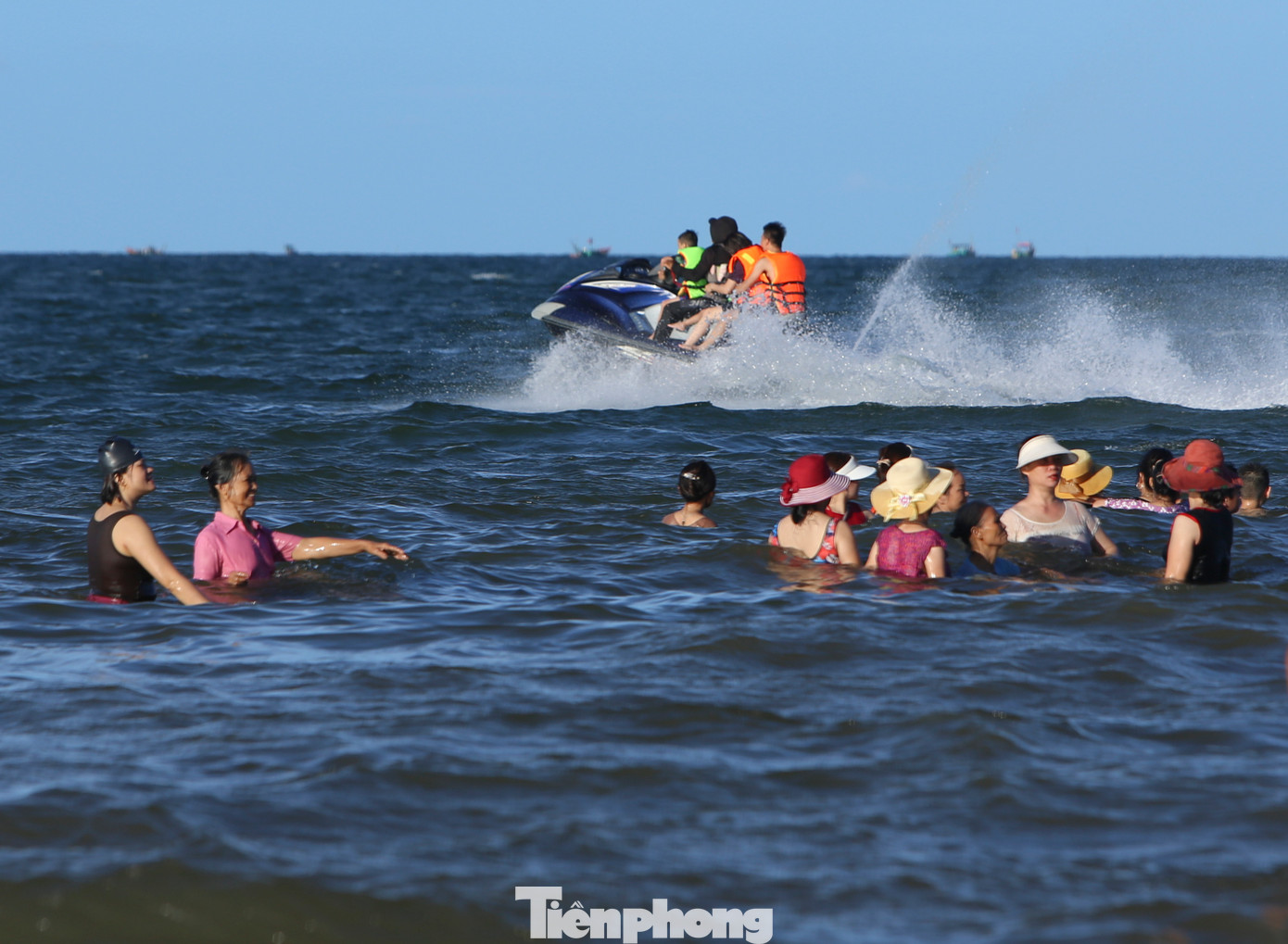Ngoài tắm biển, du khách còn có thể trải nghiệm dịch vụ mô tô nước với giá 300.000 đồng mỗi lượt.