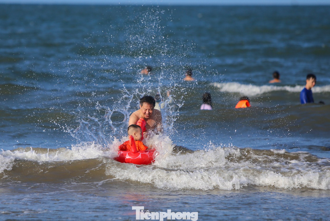 “Các con được nghỉ hè nên cứ cuối tuần gia đình lại tranh thủ về biển để tắm mát, ăn hải sản. Ở đây bãi biển trong xanh, sạch sẽ, hải sản ngon, giá bình dân nên rất đông người đến”, anh Bính (trú TP Hà Tĩnh) cho hay.