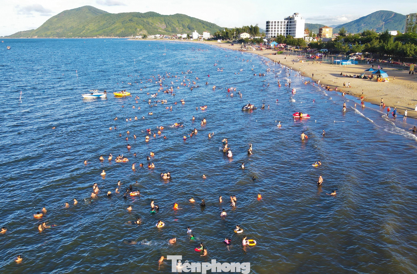 Cách TP Hà Tĩnh khoảng 20km, bãi biển Thiên Cầm thuộc thị trấn Thiên Cầm (huyện Cẩm Xuyên) cũng thu hút lượng lớn du khách vào dịp này.