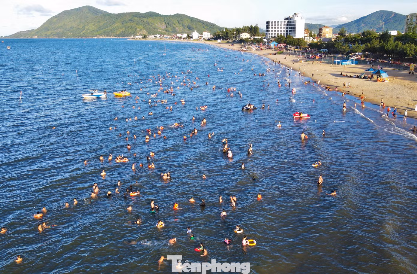Cách TP Hà Tĩnh khoảng 20km, bãi biển Thiên Cầm thuộc thị trấn Thiên Cầm (huyện Cẩm Xuyên) cũng thu hút lượng lớn du khách vào dịp này.