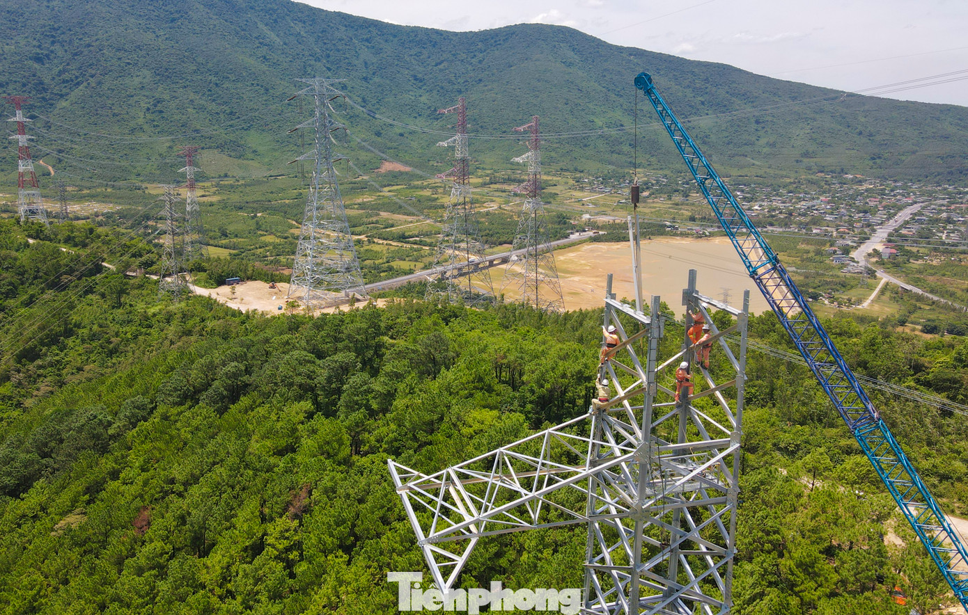 Đơn vị thi công sử dụng cẩu 220 tấn để đưa vật tư lên cao song gặp khó vì gió mạnh liên tục. Cạnh đó, vị trí cột số 9 ở khu vực xã Kỳ Nam (thị xã Kỳ Anh, Hà Tĩnh) đã lắp đặt xong, đơn vị thực hiện đang kéo dây qua cột này.