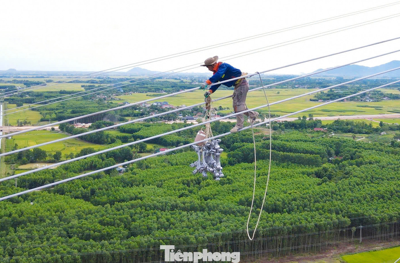 Việc kéo dây, lắp đặt hệ thống định vị pha đang được gấp rút hoàn thiện.