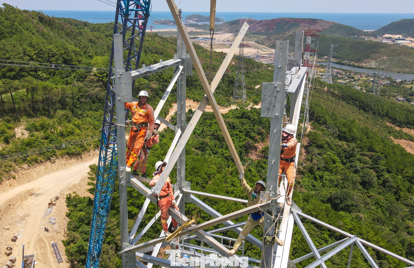 "Gió có lúc mạnh rát mặt, giật tung quần áo công nhân thi công trên cột nên khi thi công, an toàn là điều phải chú ý tuyệt đối”, anh Đậu Đình Đức - cán bộ kỹ thuật của Truyền tải điện Hà Tĩnh, chia sẻ.