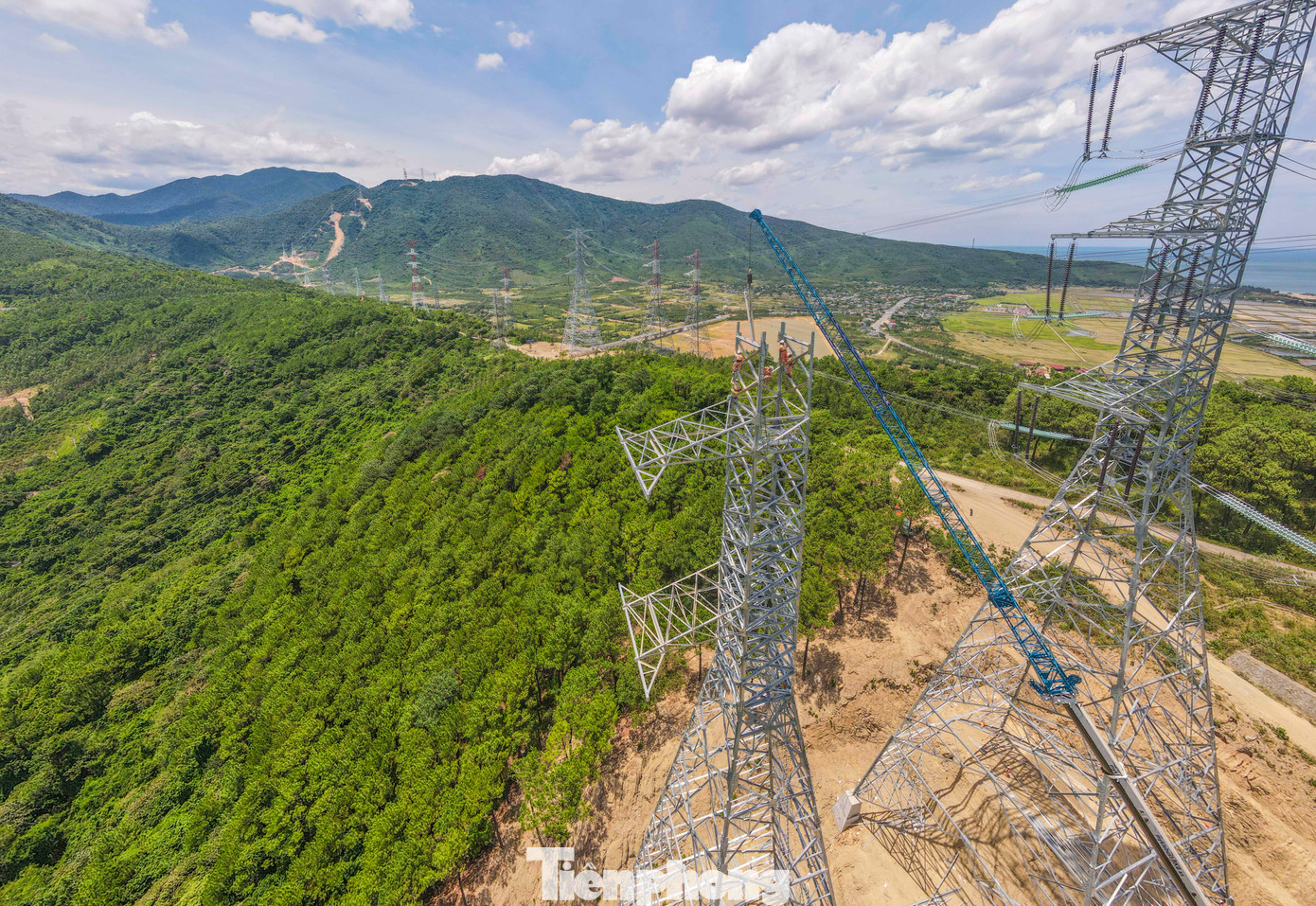 Cung đoạn Quảng Trạch – Quỳnh Lưu dài khoảng 225,5km, đi qua địa bàn 3 tỉnh Quảng Bình, Hà Tĩnh và Nghệ An. Với địa hình hiểm trở, các vị trí chủ yếu nằm trên dãy Hoành Sơn qua tỉnh Quảng Bình và Hà Tĩnh nên từ khi triển khai, cung đoạn này là thử thách lớn với các công nhân ngành điện.