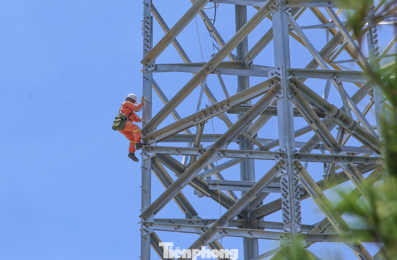 Gió lớn với cường độ mạnh, liên tục nên các công nhân thi công được chia thành nhiều nhóm, thay nhau làm việc ở tất cả các khung giờ. Họ tranh thủ lắp đặt các khung thép những lúc lặng gió để cột sớm hoàn thành.